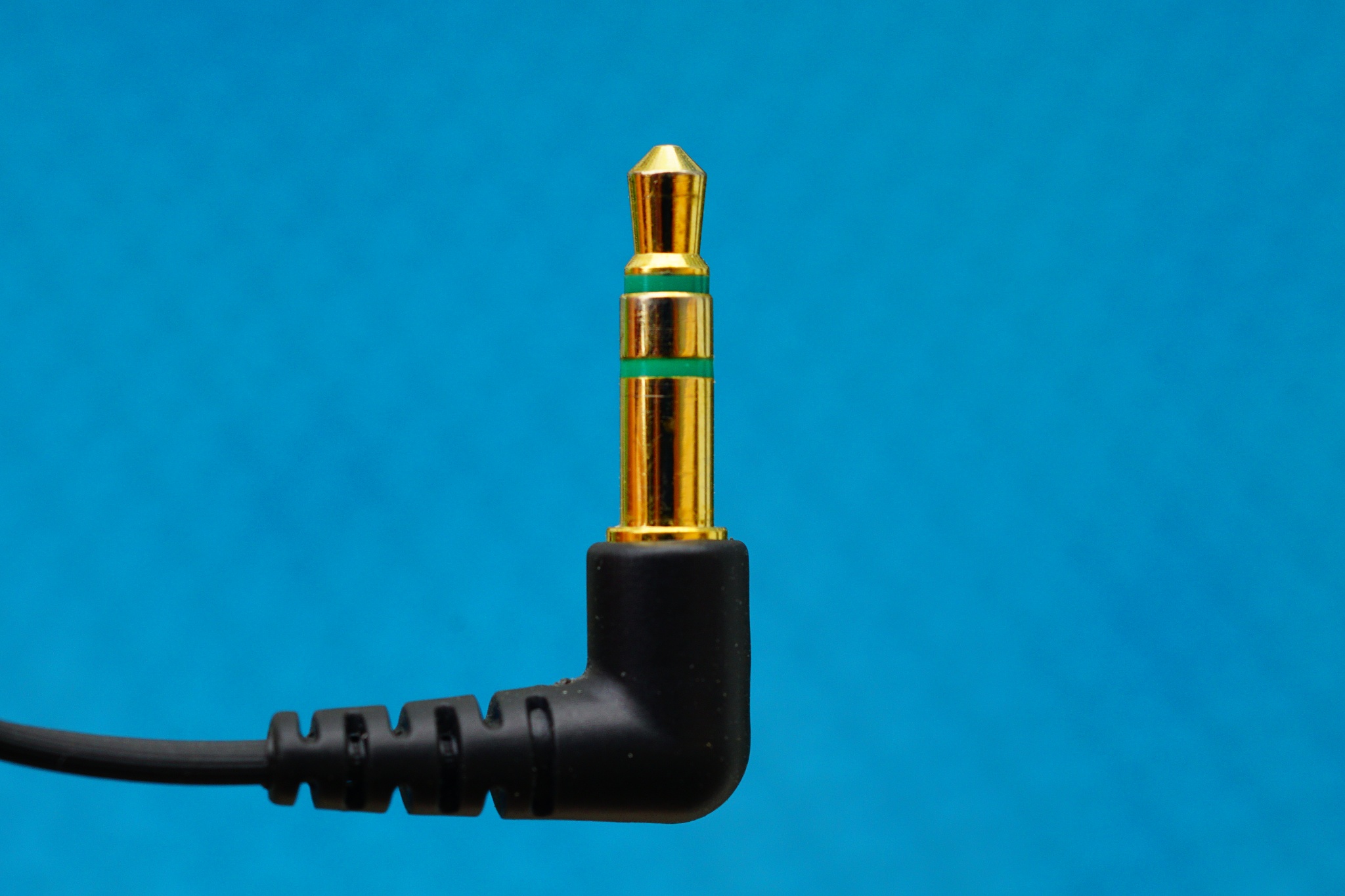 保加利亚的客户是采购音频连接器的，我们是连接器工厂，能提供一站式服务，我们能提供连接器，例举我们的优势，请用英文发一封开发信邮件