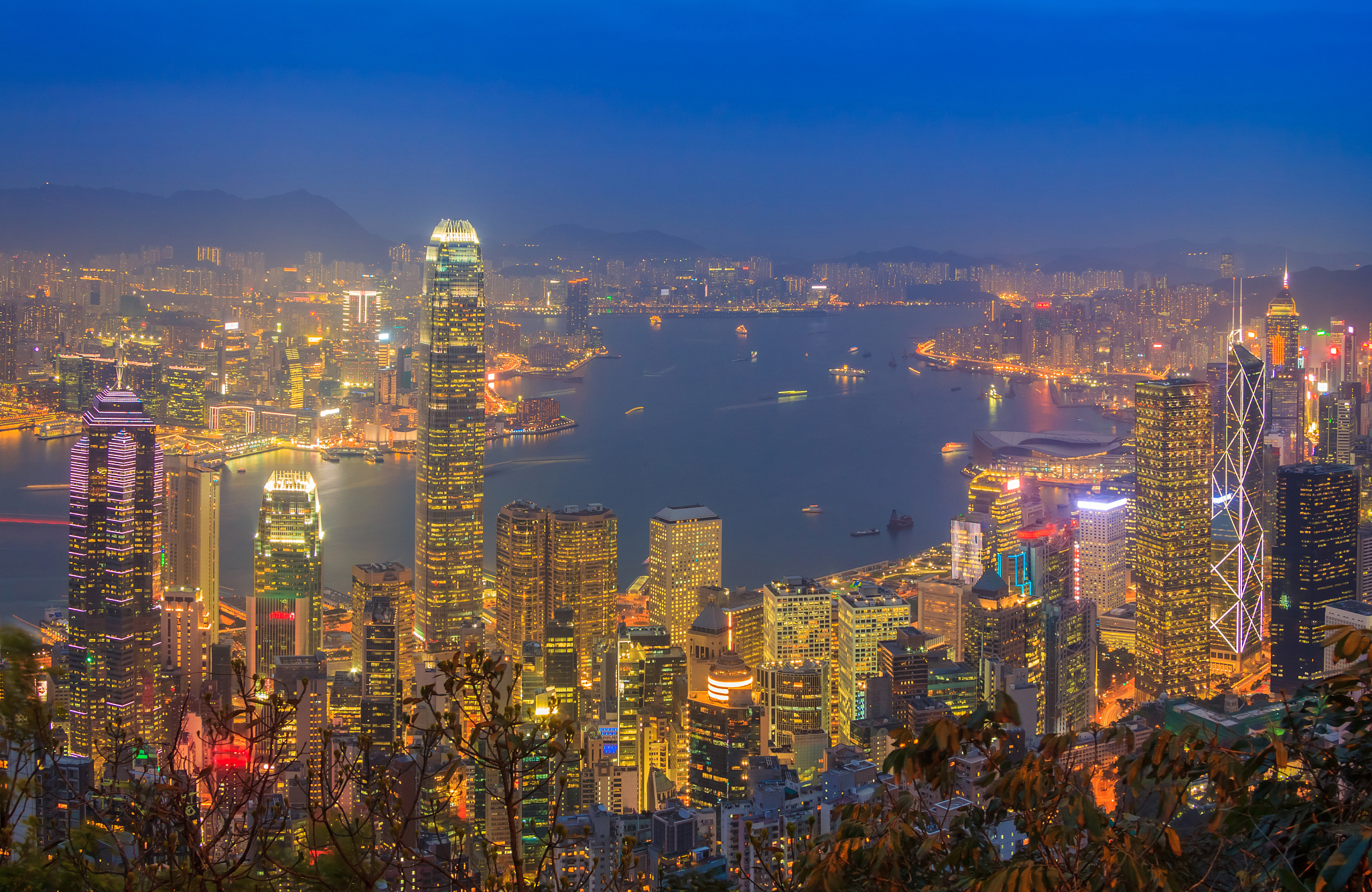 hong kong skyscraper night