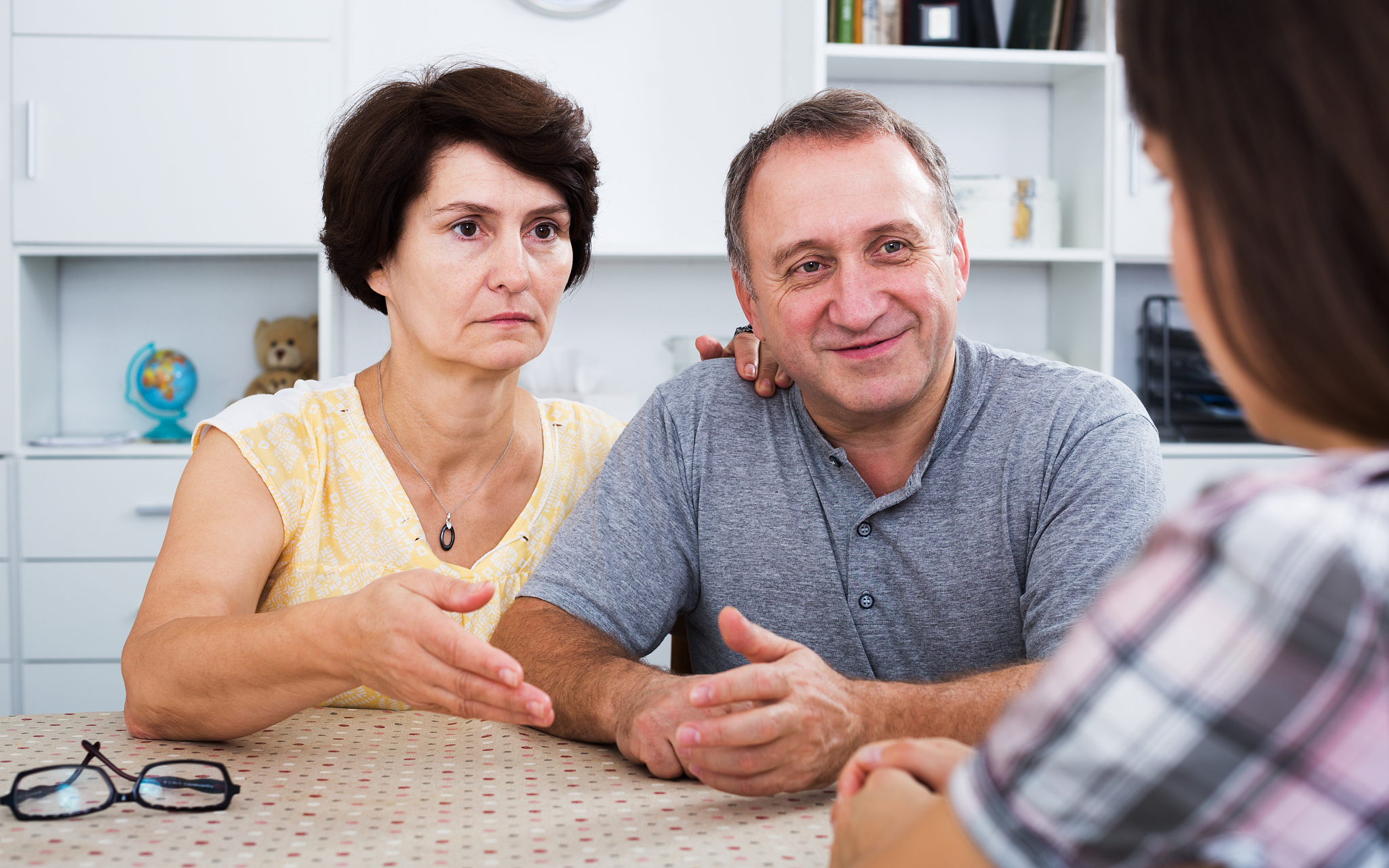 我想要你写一个关于杨秀群女士和汪青华男士的爱情故事他们出生在中国的20世纪七十年代只初三的时候当过一年同学就对对方产生了情愫在两地相隔四年后上了大学的汪青华找到了杨秀群两个人确定了关系但直到30岁他们才结婚现在他们生了一个女儿已经19岁了两个人非常恩爱