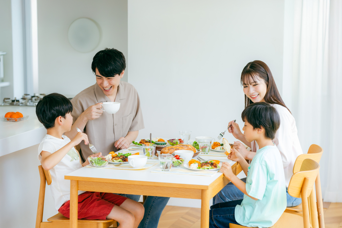 扮演一名教育博主写篇1000字从饭桌开始教孩子三观孝顺品质大家还在忽略餐桌教育吗？的文章要有和读者互动语句重新编写个标题