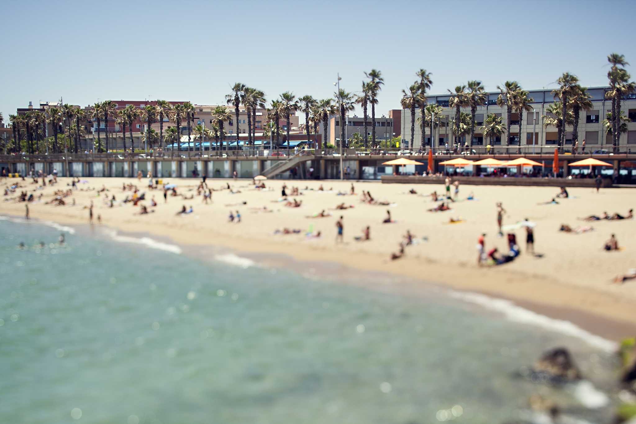 请推荐巴赛罗娜最美的沙滩好吗？翻译英文