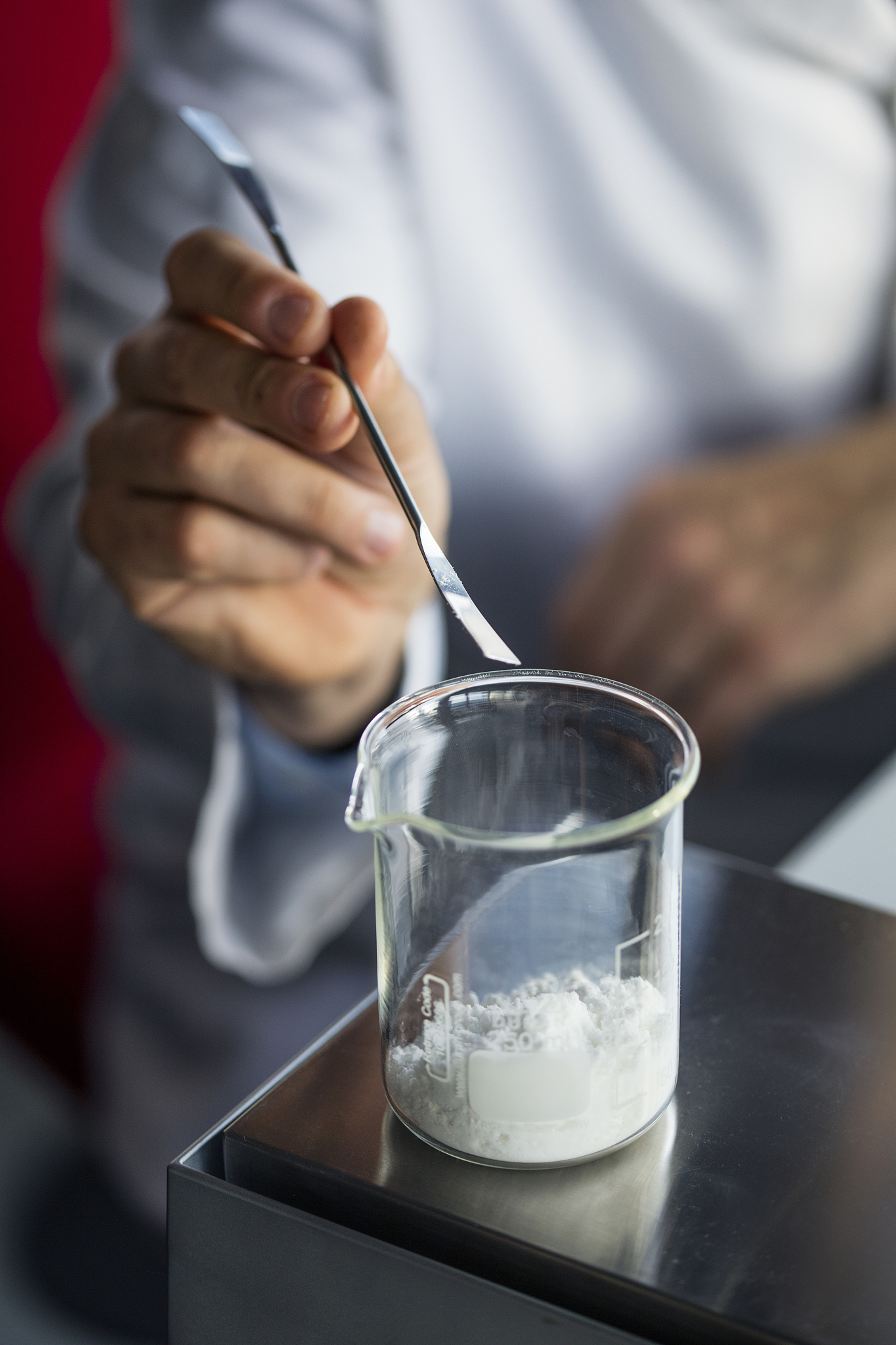 Flight 提供一个在家可以做的化学小实验以下是一个可以在家中进行的简单化学实验：材料：-面粉-食盐-小碗-食用色素可选-醋-小勺子-小杯子-小碗-小纸杯步骤：1将面粉和食盐混合在小碗中加入适量的水搅拌均匀直到形成稠糊状。2将混合物分成几个小碗每个碗中加入不同的食用色素如果使用。3将一些醋倒入小杯子中。4用小勺子将混合物放入小纸杯中。5将小纸杯放入大碗中。6将醋倒入小纸杯中观察混合物的反应。结果