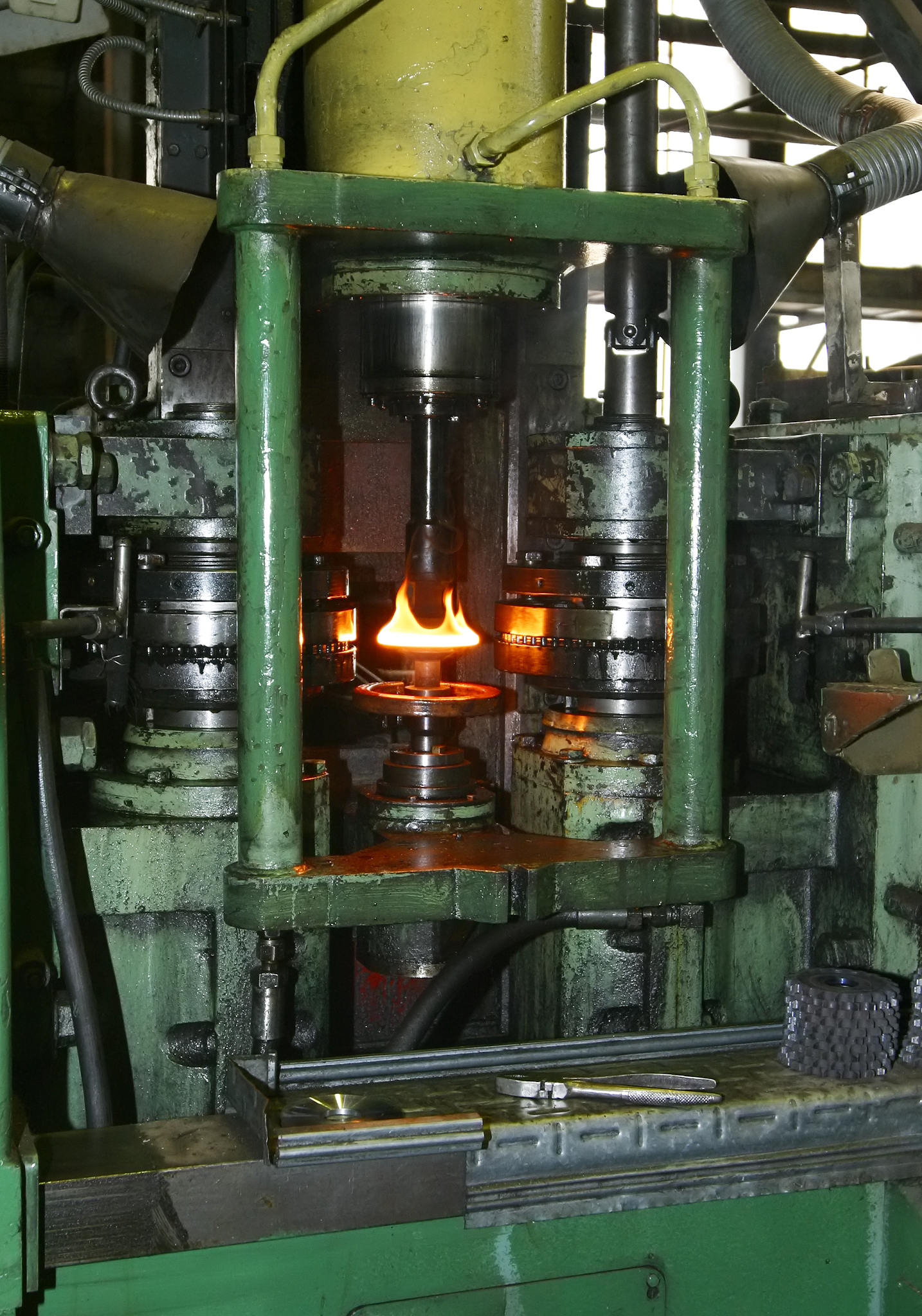 说出教材中20CrMnTi汽车齿轮加工路线38CrMoA1A磨床主轴工艺路线中各热处理工艺的作用。不高于80字