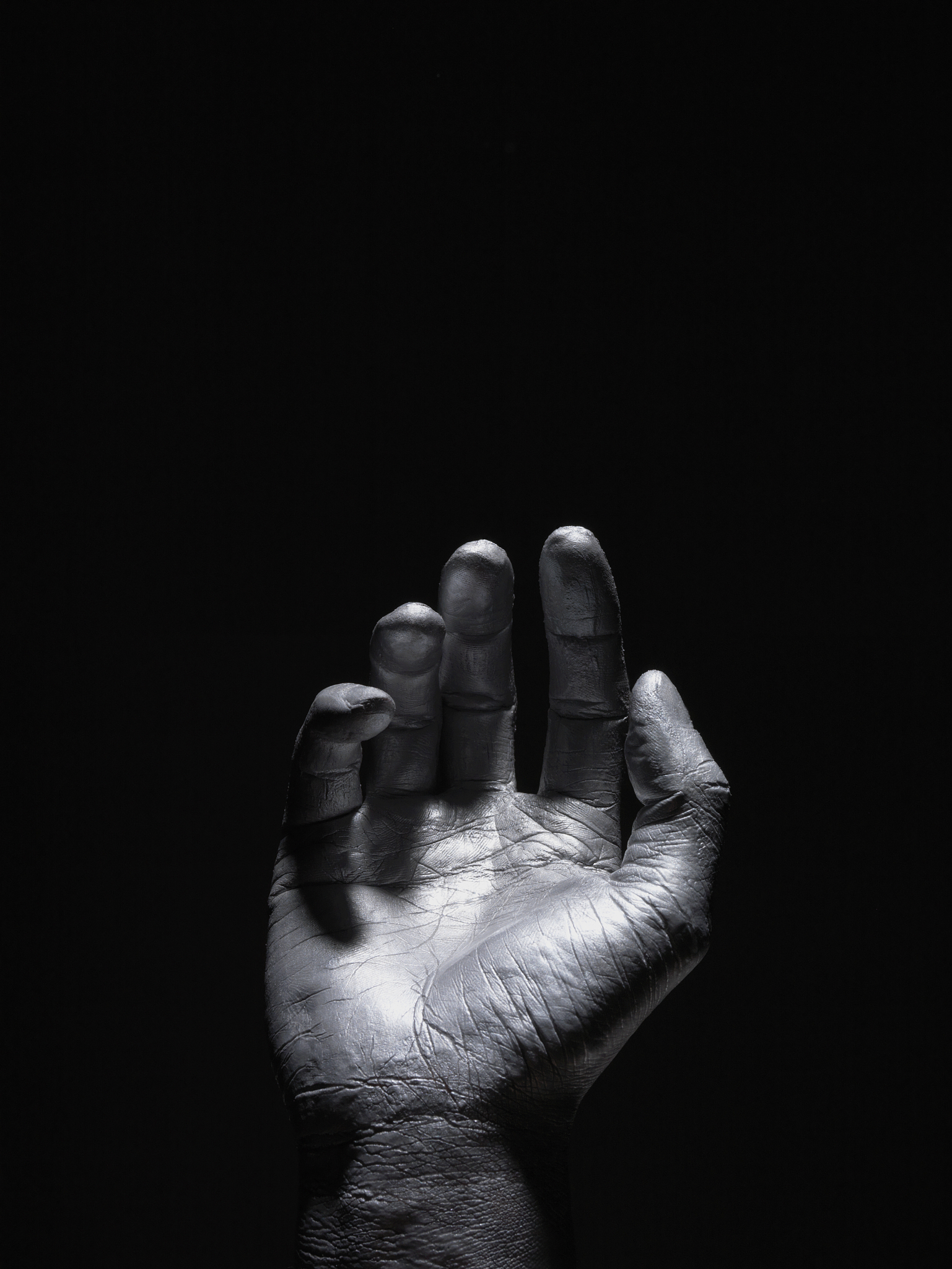 请将这段话翻译成中文。I brought the lid of the chute down on its fingers It screamed slid down the chute clawed at the sides as it disappeared into the darkAnd went silent