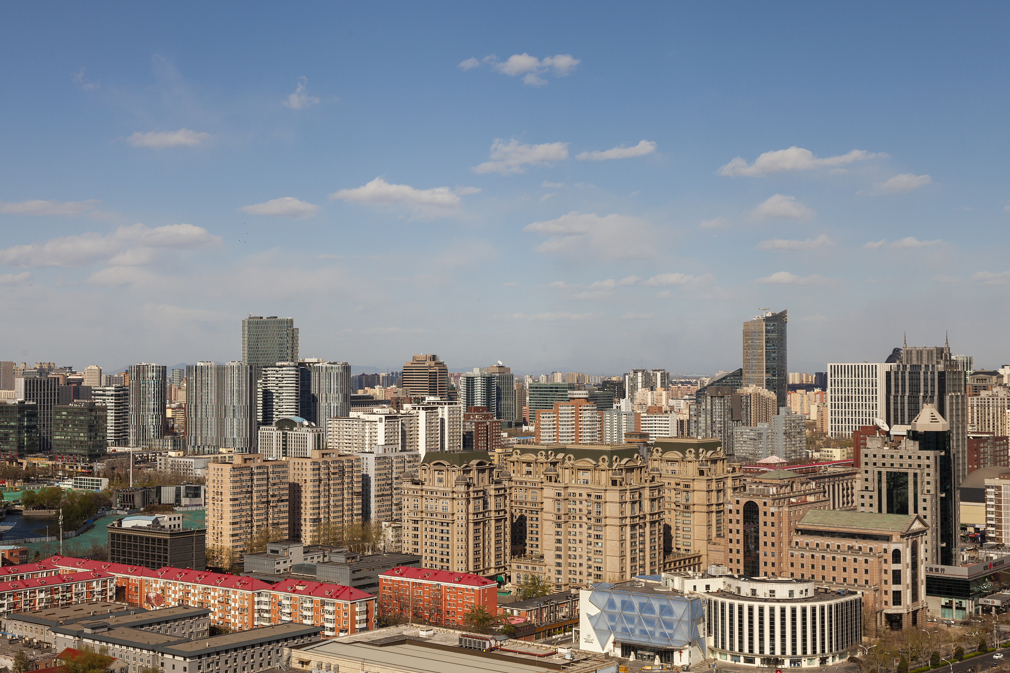 我需要这样一篇文章：对中国黑龙江省鹤岗市的政治、经济、产业历史背景进行介绍得出导致它产业萧条的机理、现在房价低的机理、未来石墨烯产业发达的机理。你可以去搜集相关资料而我在这里也给你提供如下部分信息：东亚经济体的发展成败取决于政府战略第一是农业战略发展劳动密集型的家庭农业提高农业产出；第二是制造业战略把加强补贴和保护与促进竞争和出口相结合提高国际竞争力；第三是金融业战略严密监督金融体系使其服务于集约