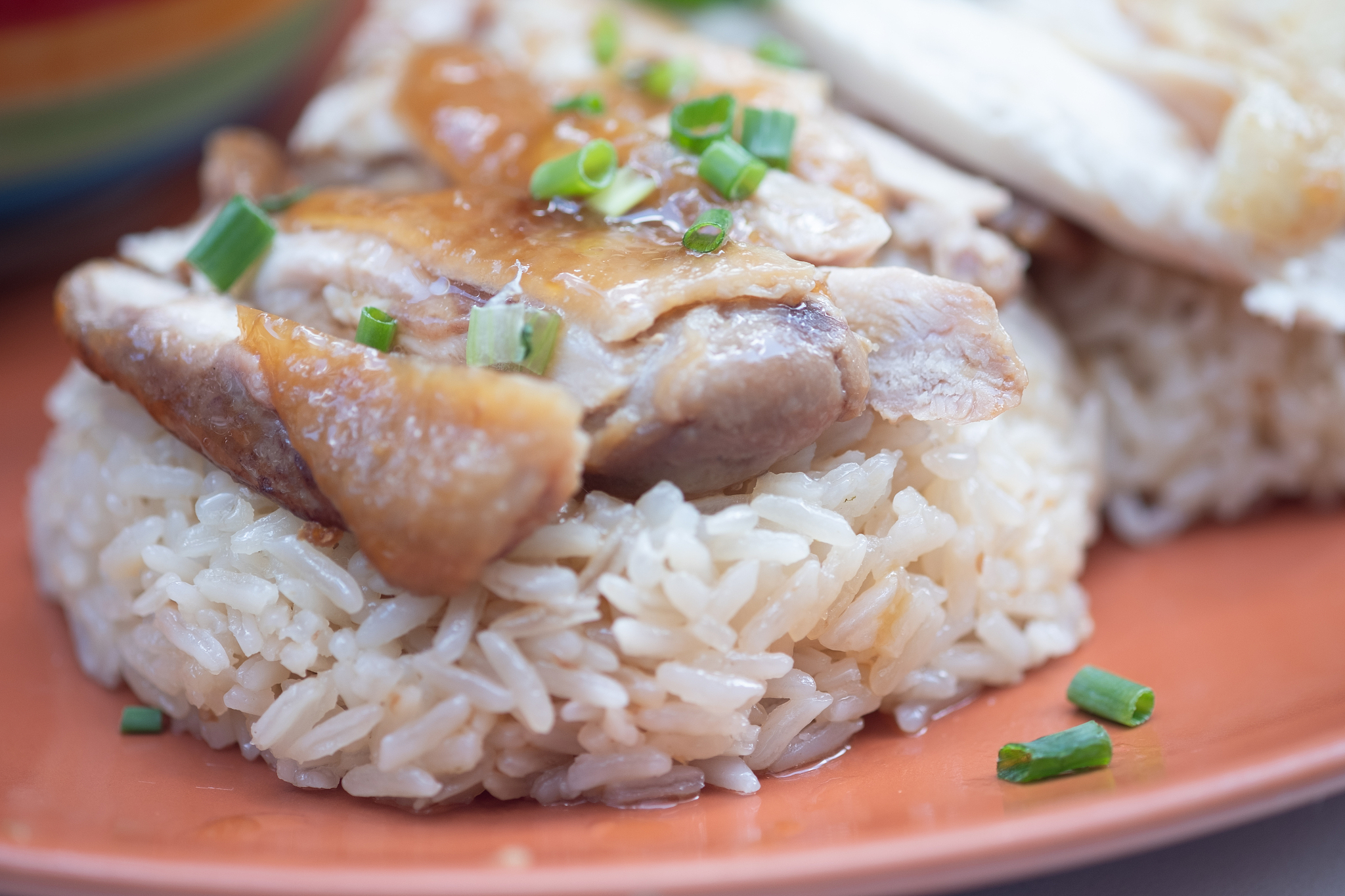 伪原创以下文案这道糯米蒸鸡翅非常美味口感咸香软糯。首先将鸡翅两面切几刀以便更好地入味。接着加入料酒、葱姜蒜、生抽、老抽、蚝油、盐、白糖和胡椒粉搅拌均匀后腌制入味。提前将糯米浸泡一晚沥干水分后加入老抽和蚝油再将鸡翅均匀地裹上糯米和玉米放入蒸笼中蒸约30分钟即可。这道菜色香味俱佳喜欢的话请点赞收藏哦。