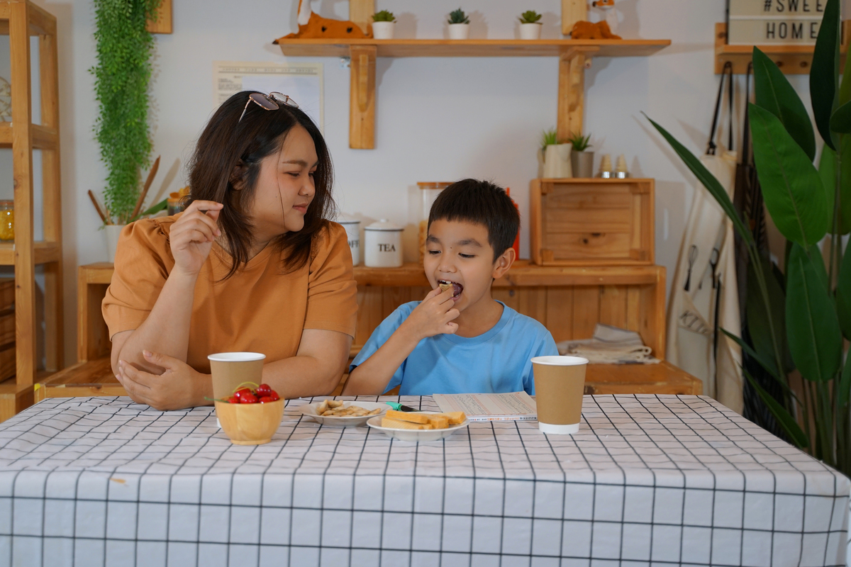 写一遍2500字左右关于70后大叔小饭桌与10后萌娃一起