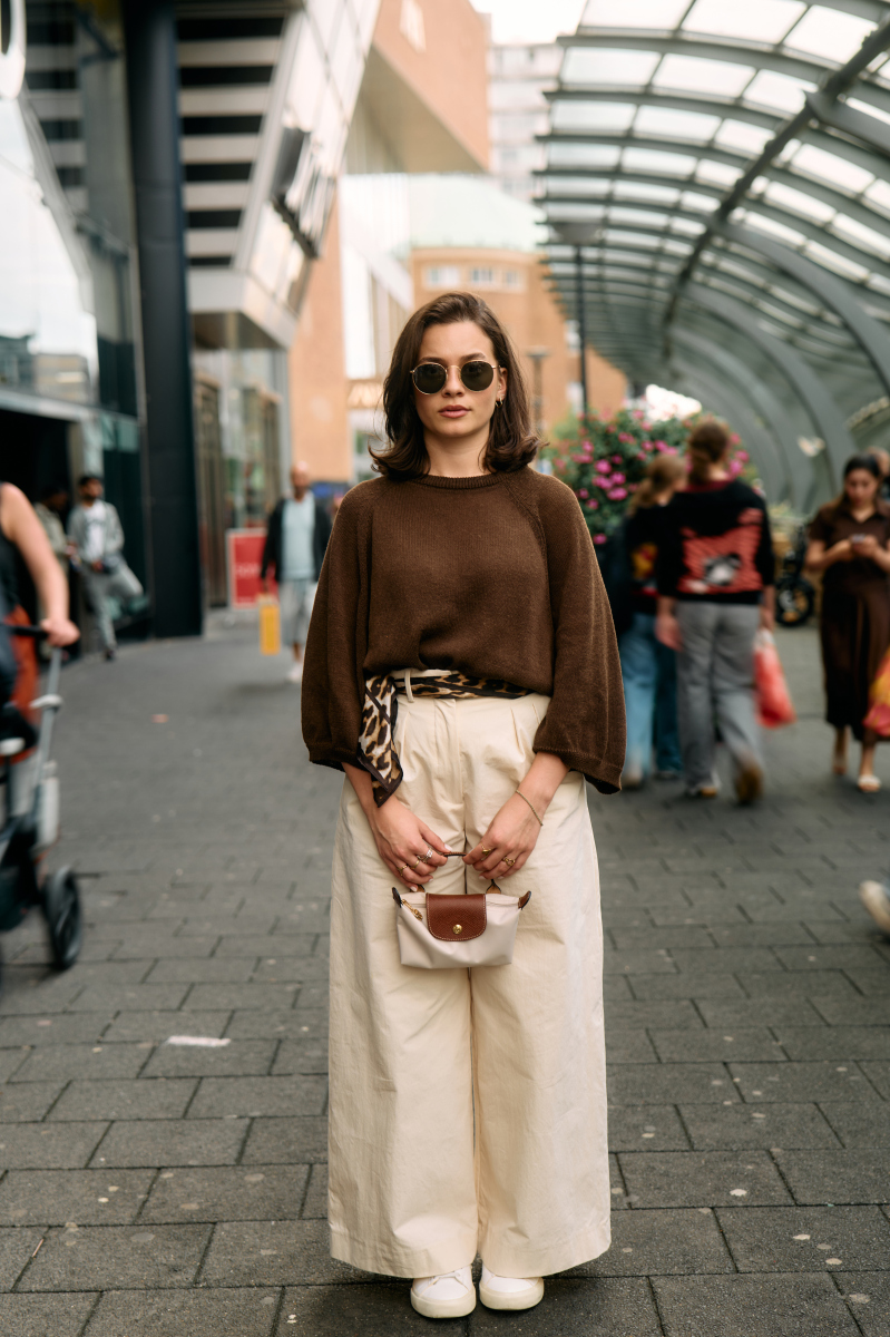 逃离都市的喧嚣投入自然的清新生气穿上舒适休闲的新衣畅享自在恣意的童年。进行拓展编写一种主张自由主义的穿搭方式