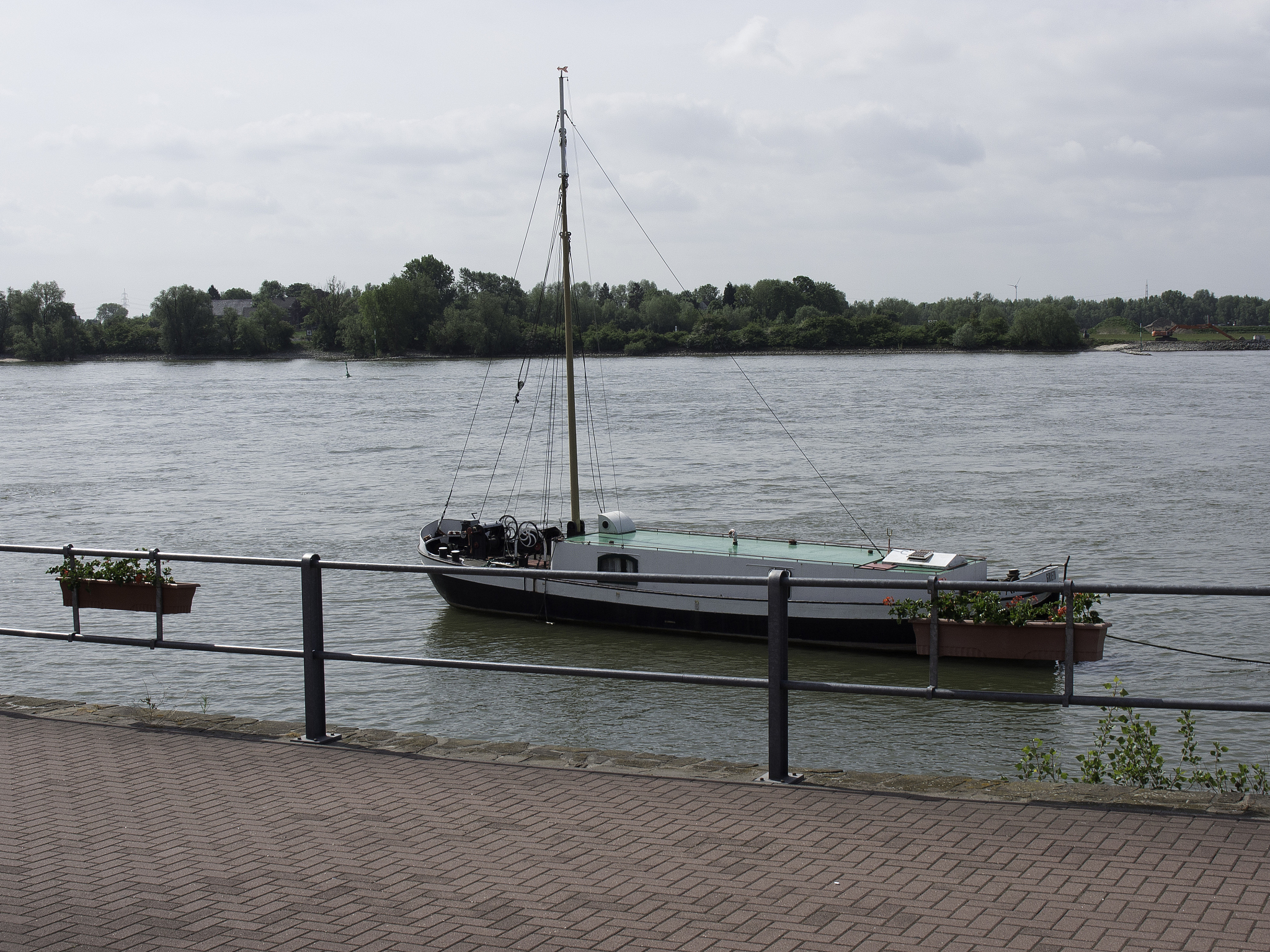 你是一名文学爱好者请用英语翻译一下这一段话尽量用文学性较强的单词使用简洁的句式。雾气消退月光下湖水纯绿小船沿着白堤停住。我登上锦带桥霞轩于是吹着箫背对着月亮前行。