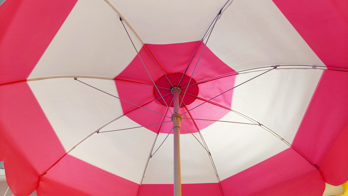 粉色和白色<strong>雨伞</strong>的底部视图