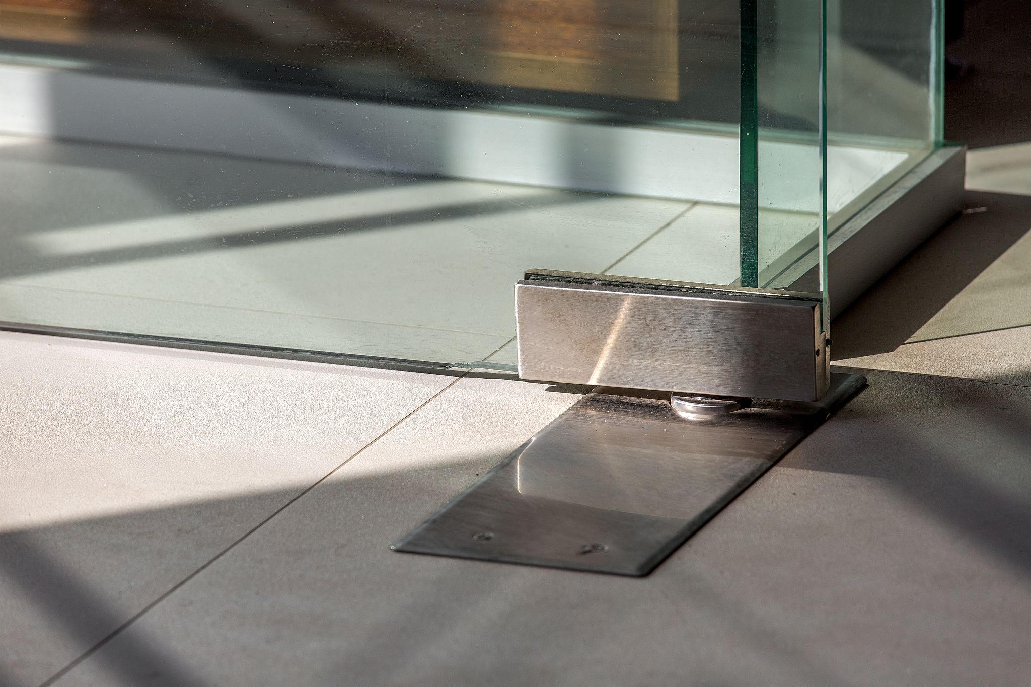 glass door fittings, swivel mechanism holding the door metal loo