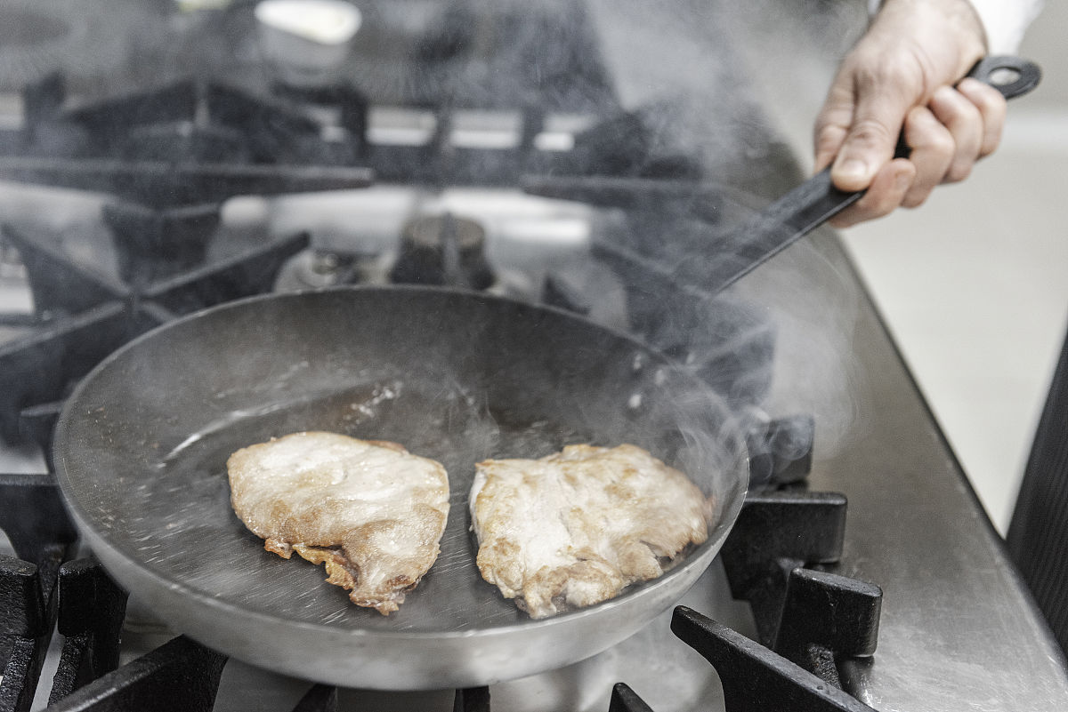 在甘肃考不上高中男生学厨师上哪家中专学校好呢？