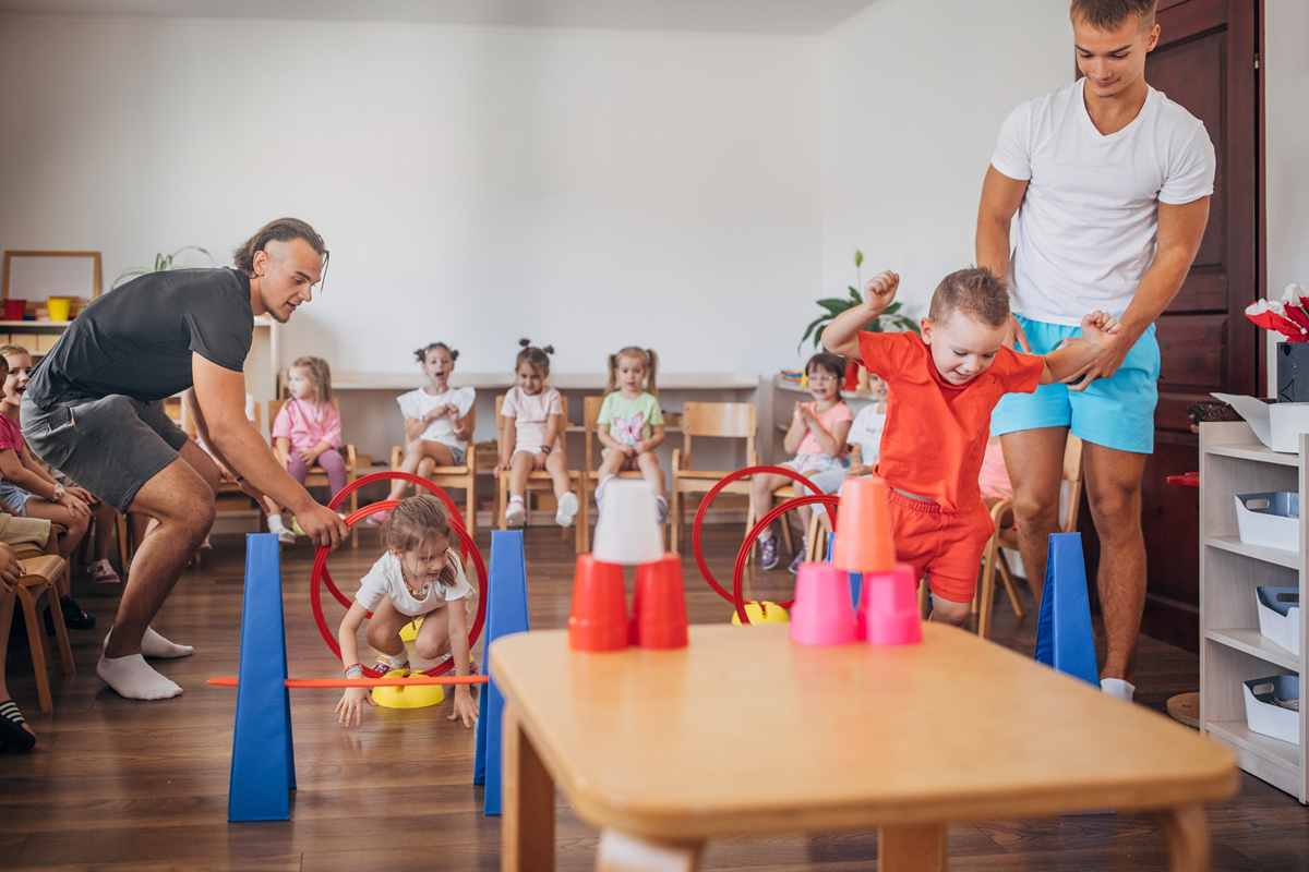 你现在身份一名老师现在要文章参赛文章的题目是《如何设计有趣、富有挑战性的实践活动促进学前儿童的全面发展？》请概述文章的摘要内容：