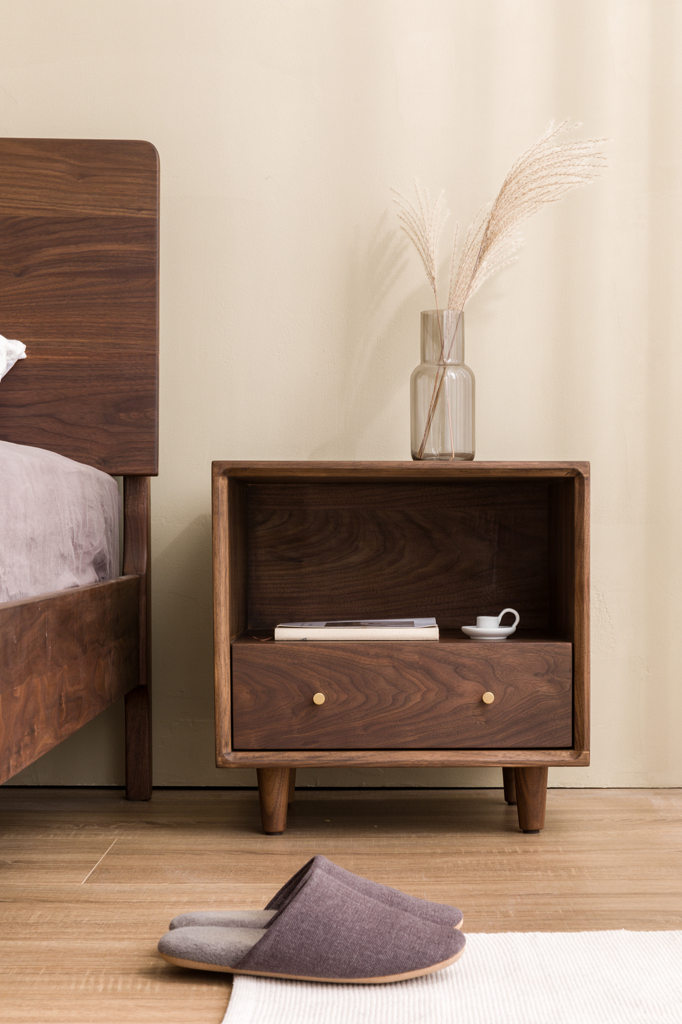 奶油风现代设计选择木色床头柜的好处