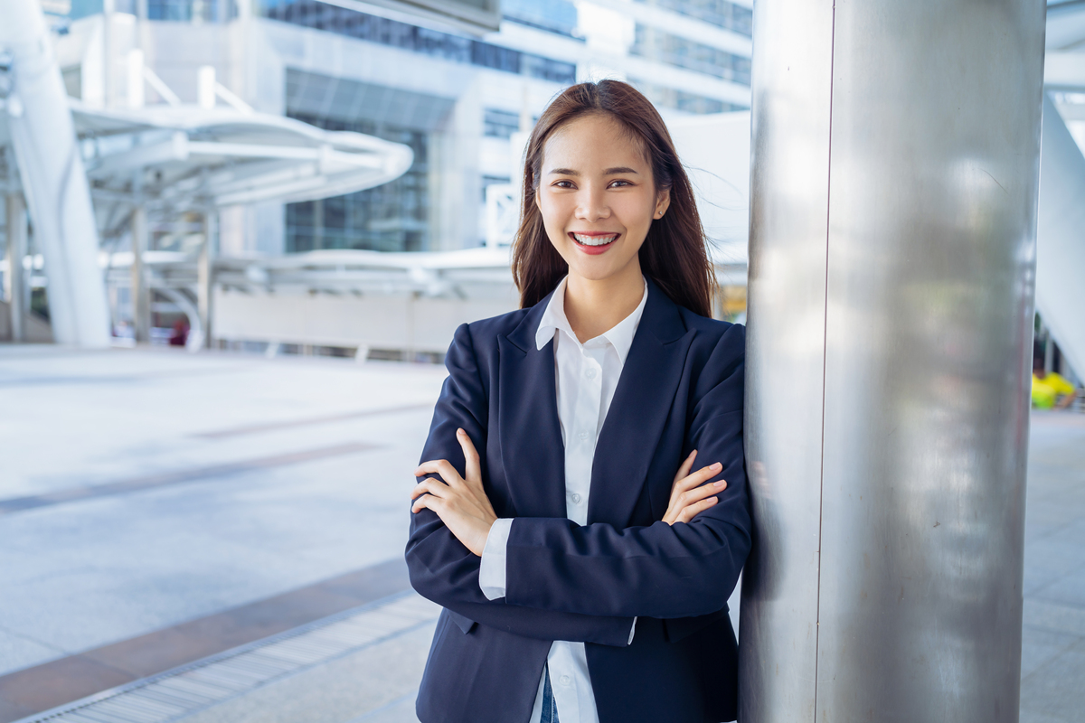 写一首赞美三十五岁左右公司女法务的诗