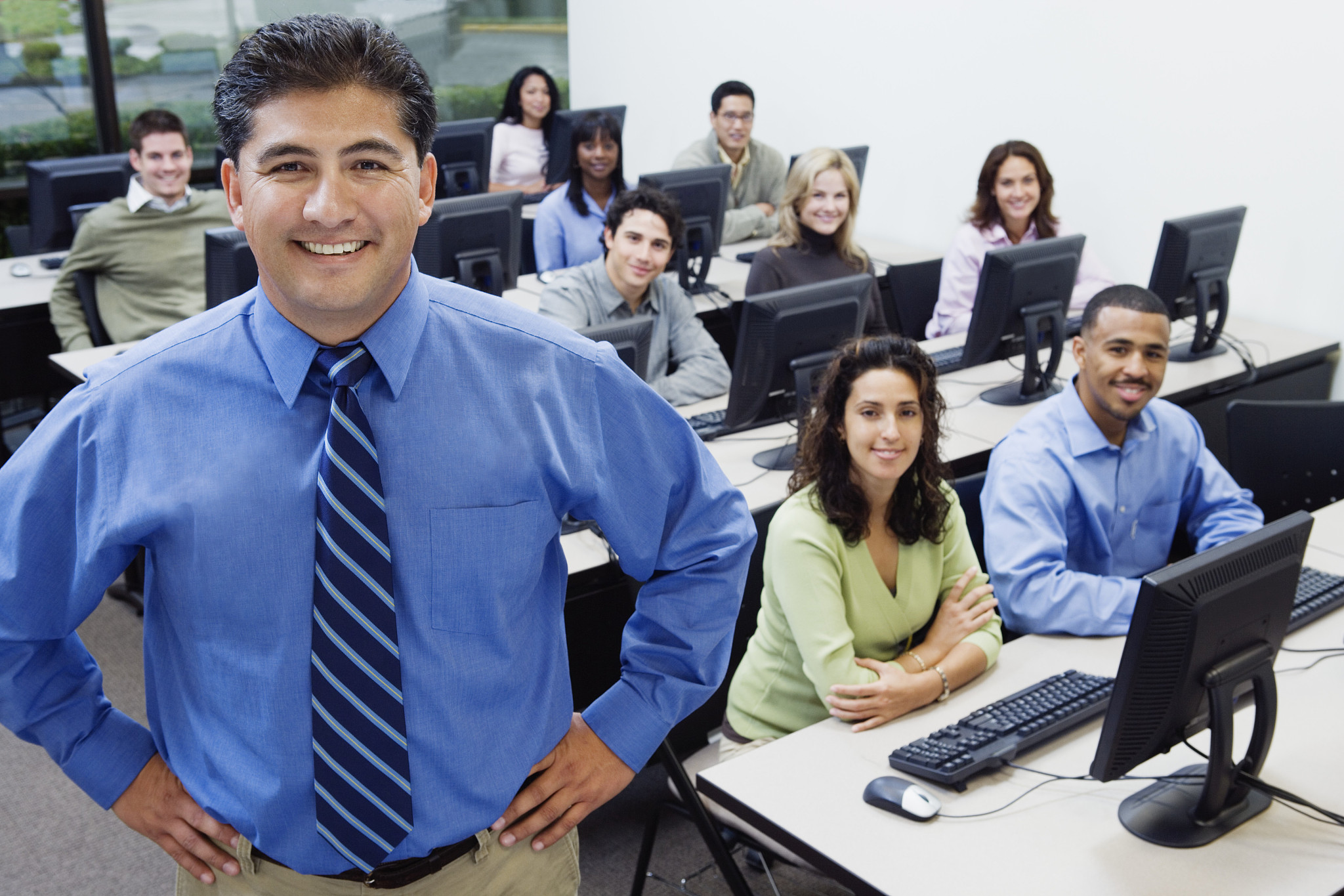 打造青年主力军提升教学质量。润色一下让前后两句话字数一致