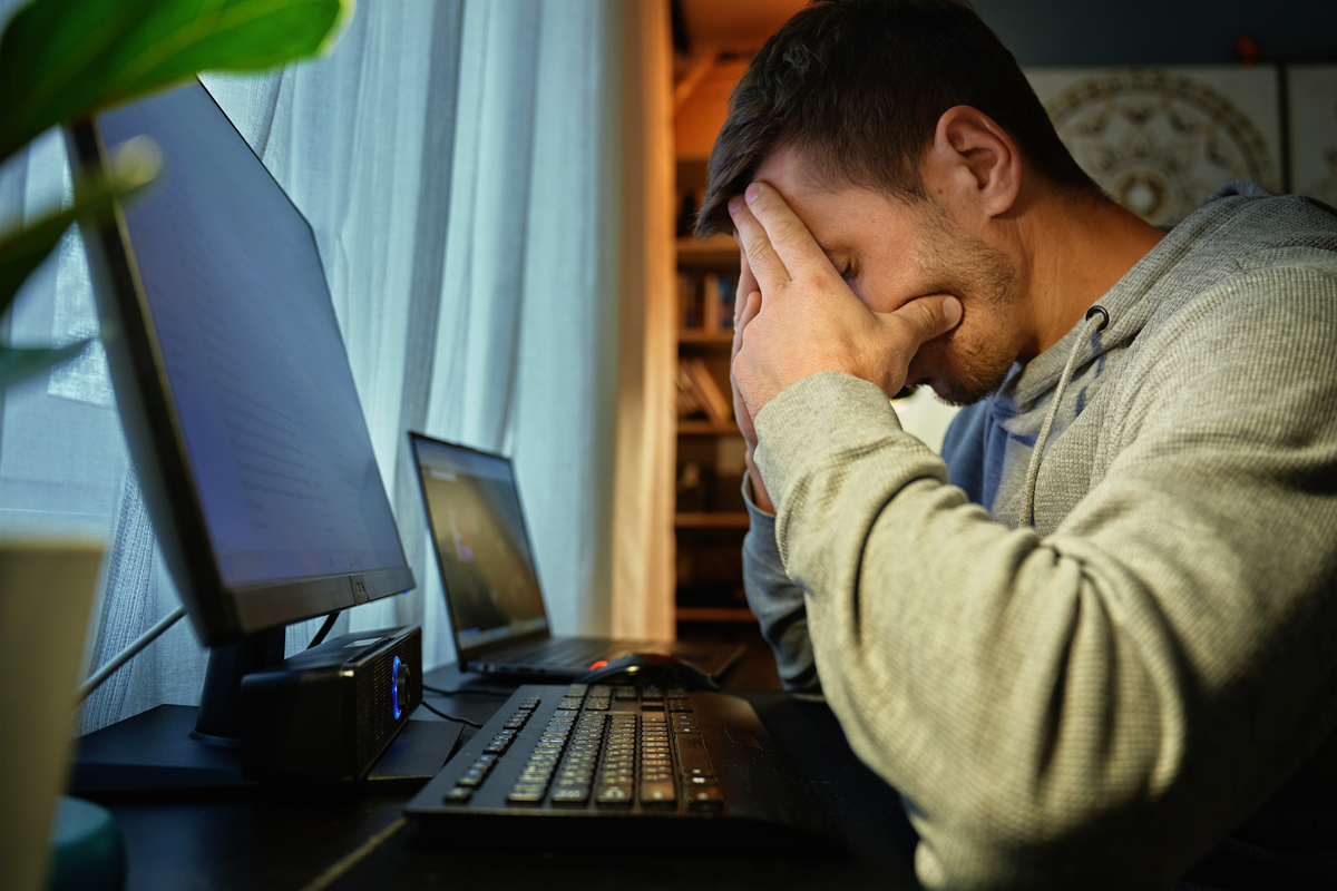 大学生晚自习的危害：睡眠不足、视力下降、腰酸背痛，你中招了吗？