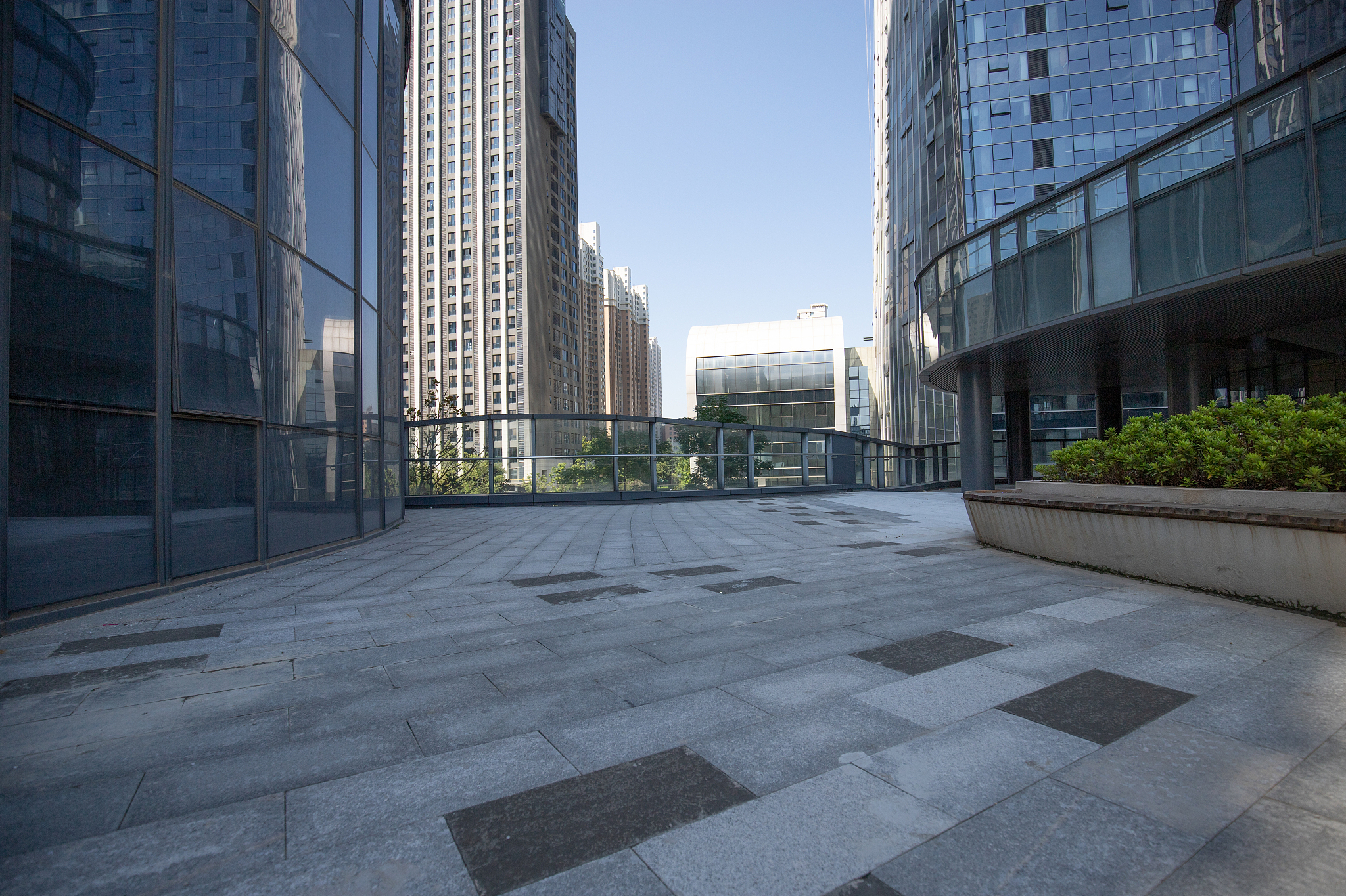 昆明小东地铁站到白云路口哪个出口可以到达翡翠湾商铺现代商务中心从哪个口 不少于250字帮我描述