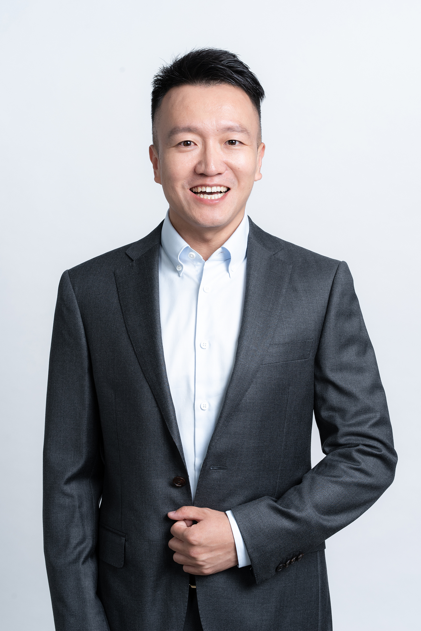 棚拍白背景亚洲商务男士