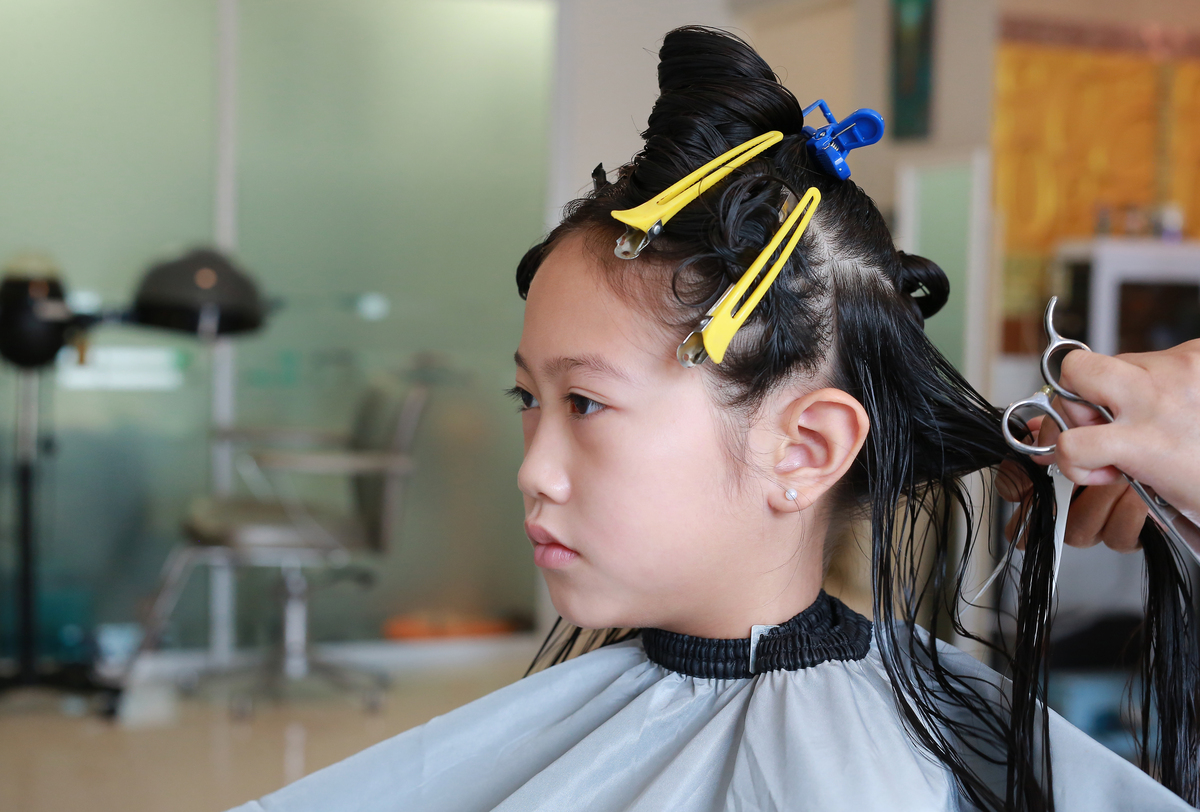 根据下面内容重新写一篇全新文章小学生继盘串后又流行起盘头登上热搜引发关注。近日安徽一老师拍下班里小学生新造型女生盘道士头男生撮小辫。老师：好像我不盘就是显得不合群了网友：解压就服小学生。小学生继盘串后又流行起盘头 视频中一排女生的后脑勺上都有一支簪子笔一个个利落的不留碎发。而男生的短发上竟然出现了两三个小朝天揪。老师表示好像我不盘就是显得不合群了下课后同学还跑到她身后要给她盘发。