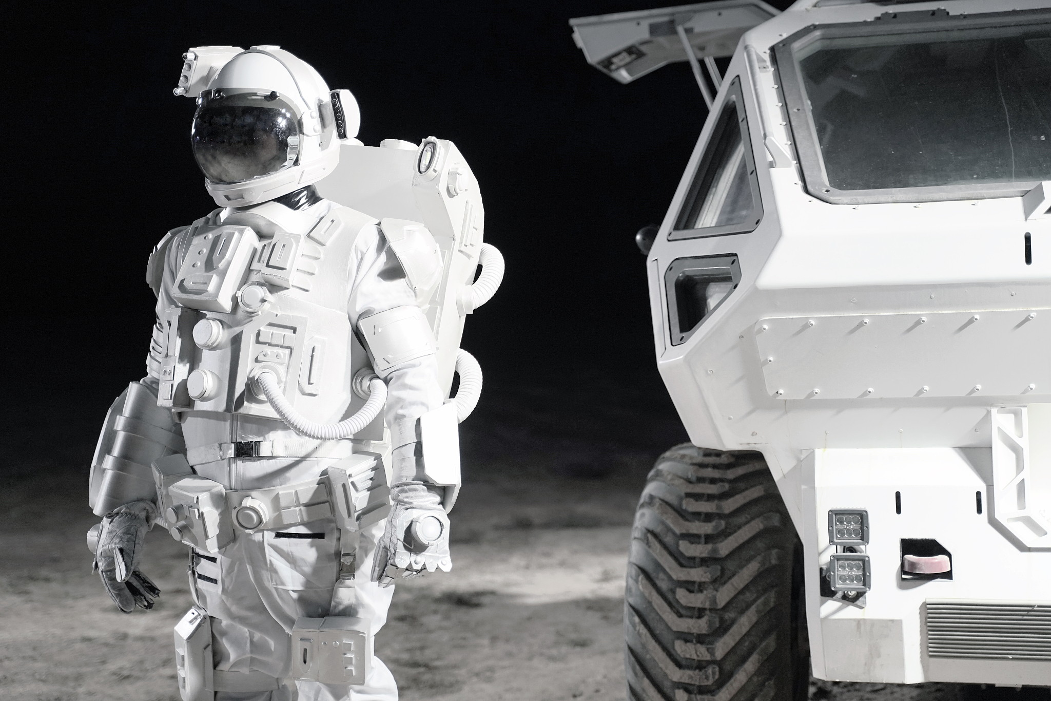 假设你是来至100年后的火星居民可以通过时空裂缝与2023年的人类进行交流。请向2023年的人类介绍自己介绍2123年的火星和地球科技以及生活上的变化。包括不限于火星是如何地球话的、地球人各方面的生活方式变化。至少2000字