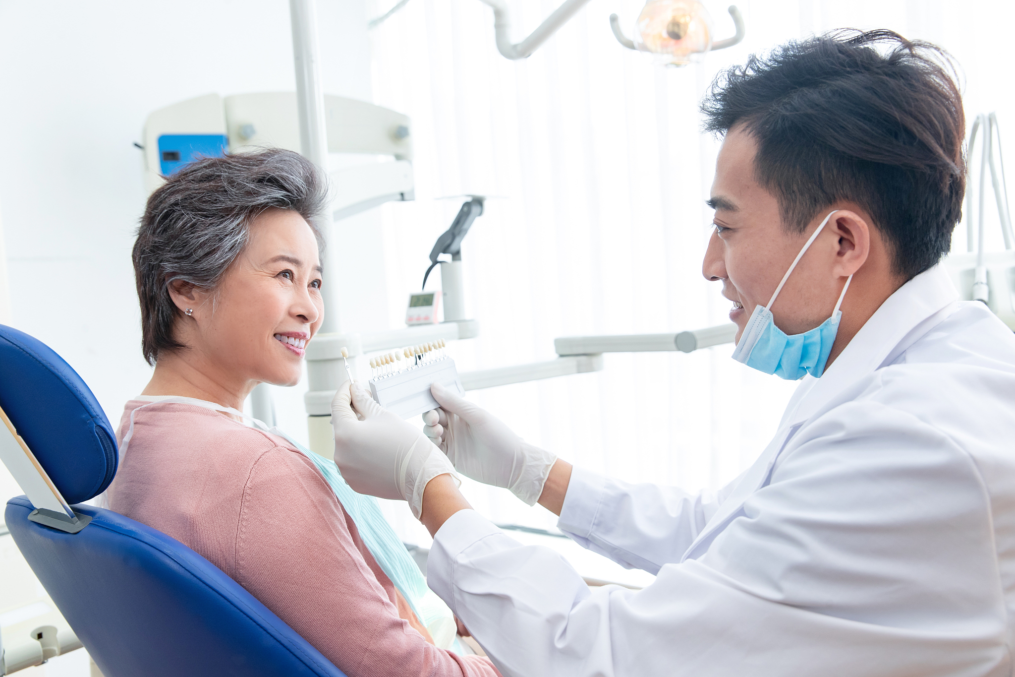 重庆口腔医学专业就业方向：详解口腔医生、研究、器械、美容等领域