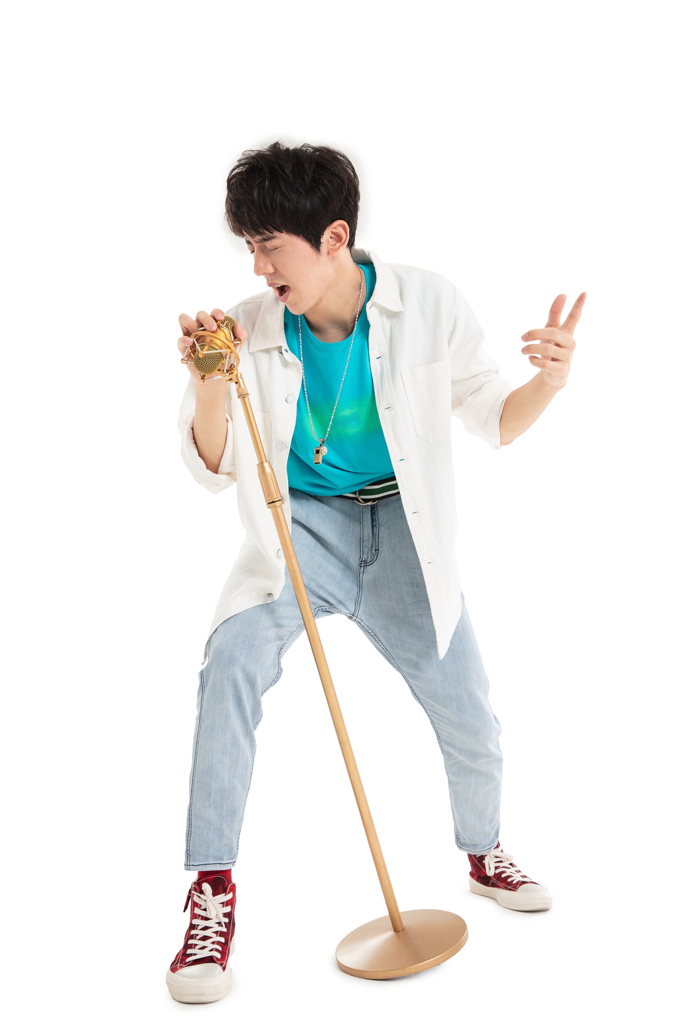 唱歌非常投入的年轻男生