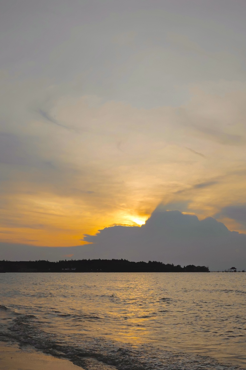 用文艺一点的文字表述一张在深圳湾公园拍摄的落日的照片