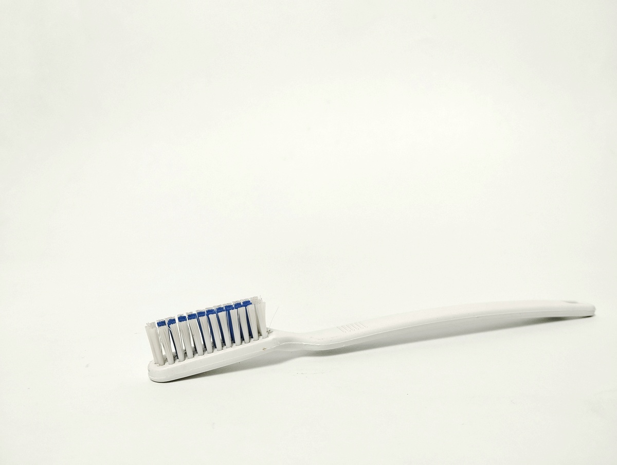 亦合折叠牙刷防水UV30秒杀菌请根据以上内容出一个120字左右的介绍文稿要求功能简洁明了通俗易懂