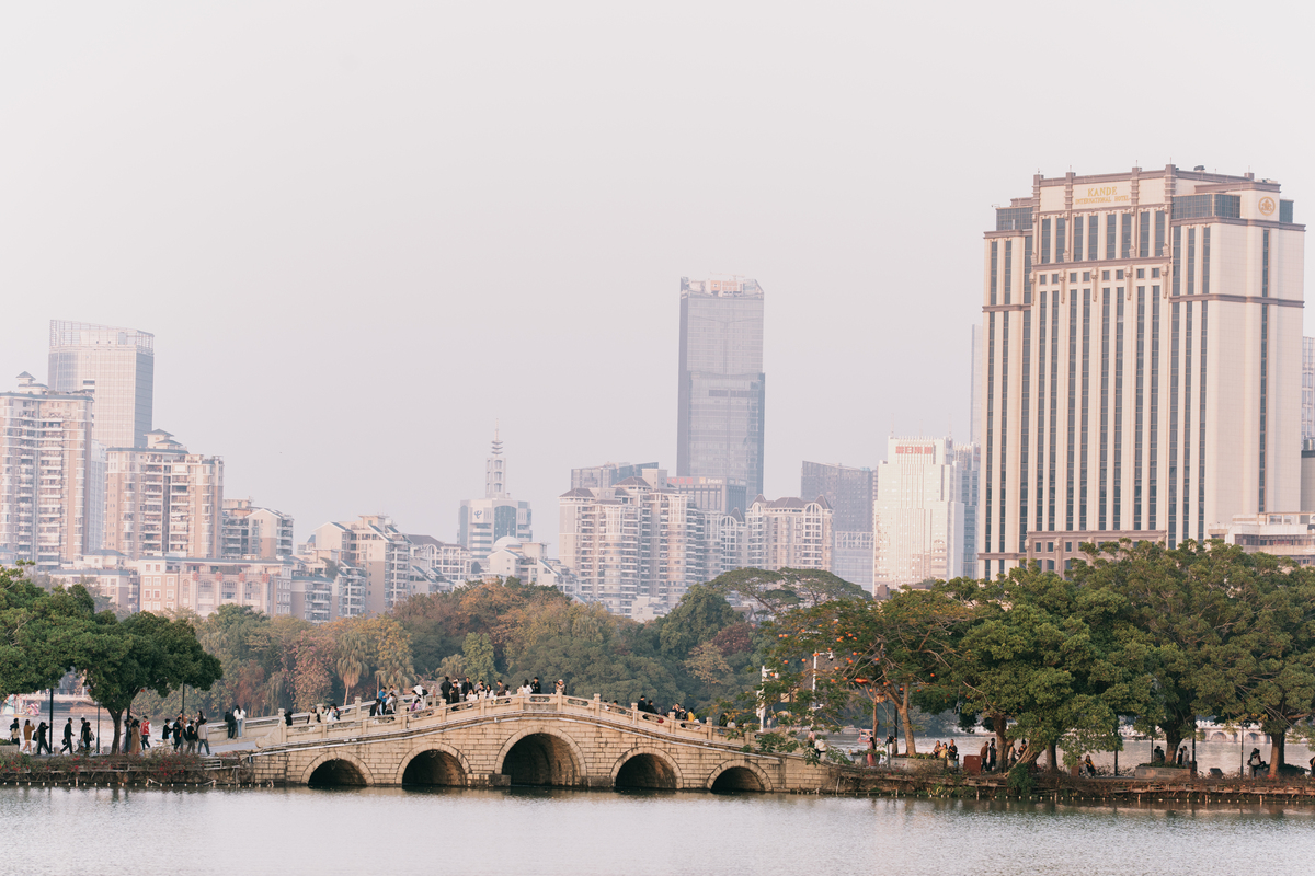 广东惠州西湖的湖上石桥,背景是城市天际线,是具有的