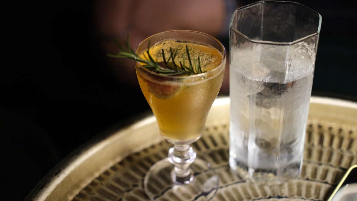 苦笑鸡尾酒：在苦难中保持微笑的滋味