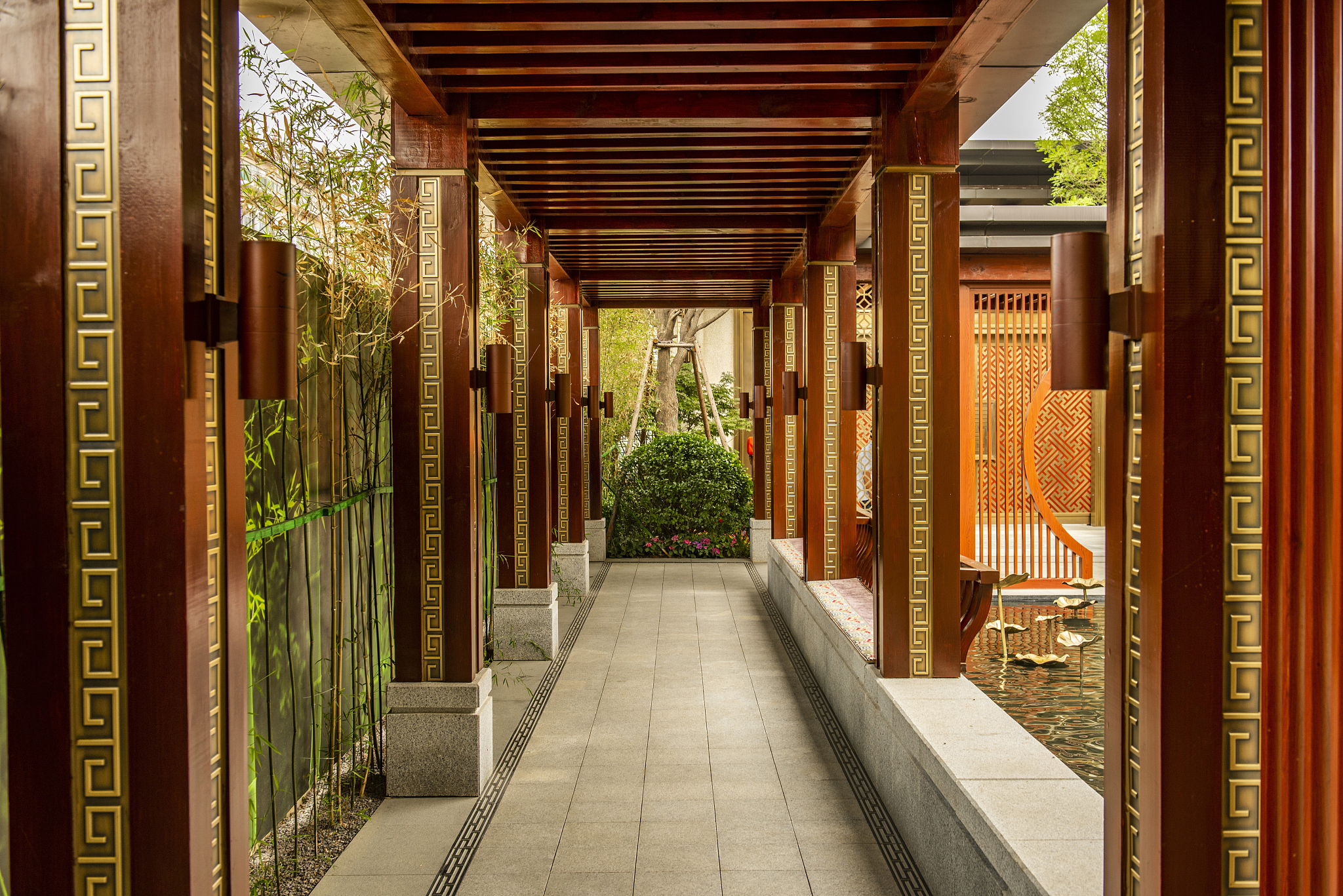 园林雕花古典风廊架敬请赏析雕花设计精细创新设计打造魅力城市让户外空间靓丽夺目济南创高 实力厂家保障户外古典廊架个性定制提供测量设计生产施工安装一站式服务保障让您安心选择放心认准济南创高的宣传文案