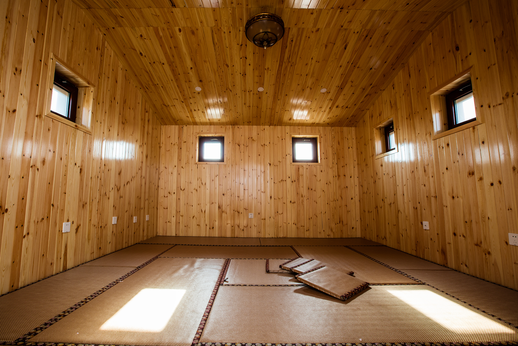 桑拿房里那么热也不装空调是为什么？