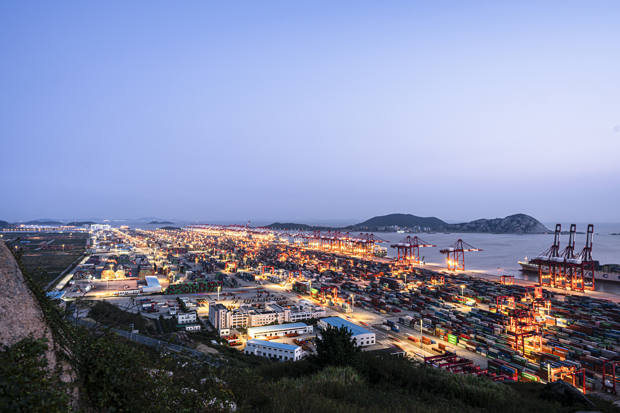 上海洋山港集装箱自动码头夜景