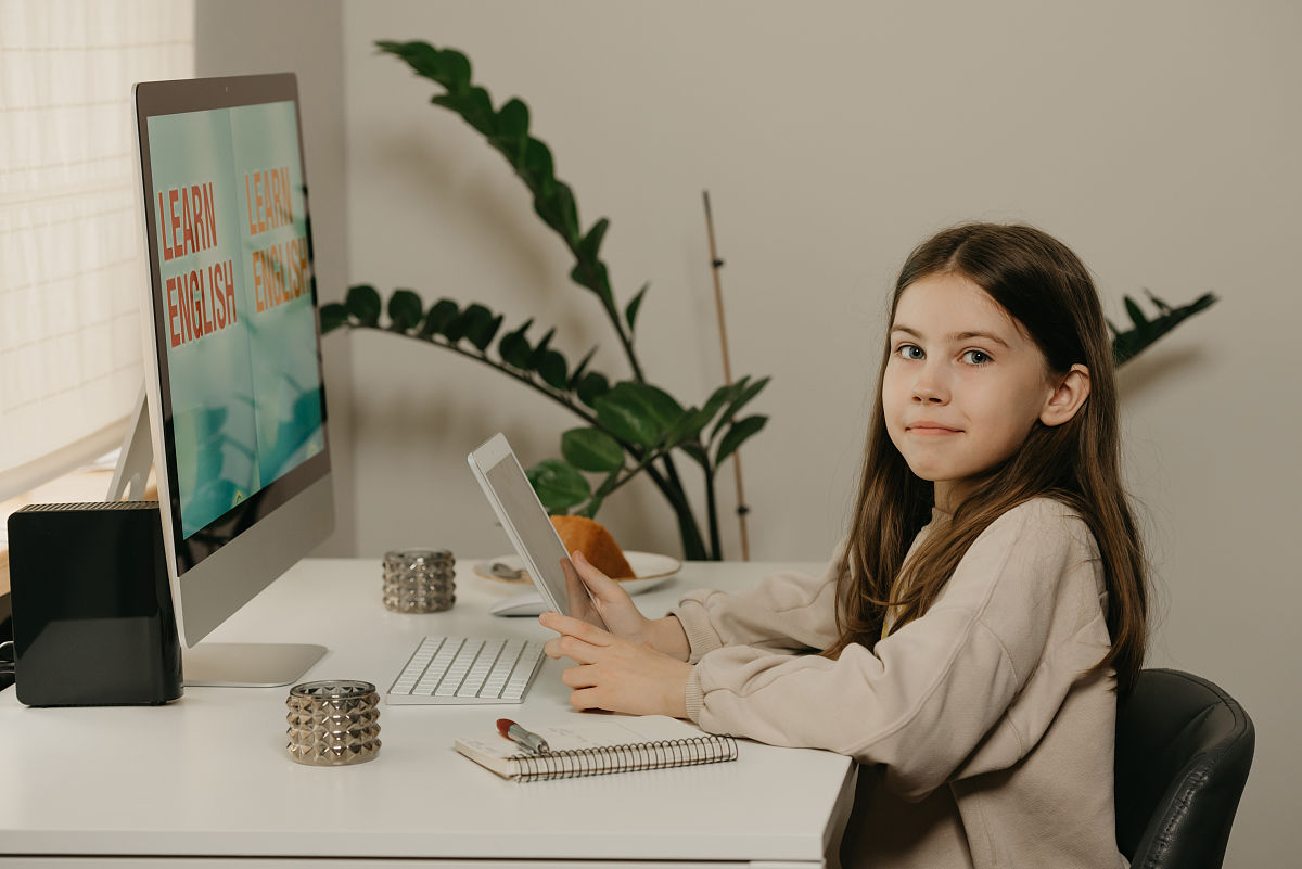 中小学古诗文写作技巧资源应用于学生写作教学的学习迁移及建构理论依据学生在学习古诗文写作技巧的过程中需要将所学的知识和技能应用到实际的写作中才能实现学习的迁移和建构。这涉及到学习迁移和建构理论的应用。学习迁移理论认为学习的成果可以迁移到新的情境中从而实现知识和技能的应用。在古诗文写作教学中学生需要将所学的古诗文写作技巧应用到自己的写作中才能真正掌握这些技巧。这需要教师在教学中注重情境的创设让学生在不