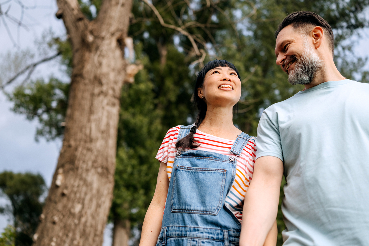 使用情感博主的口吻写篇300字短视频文案：如何处理情侣间的嫉妒心理