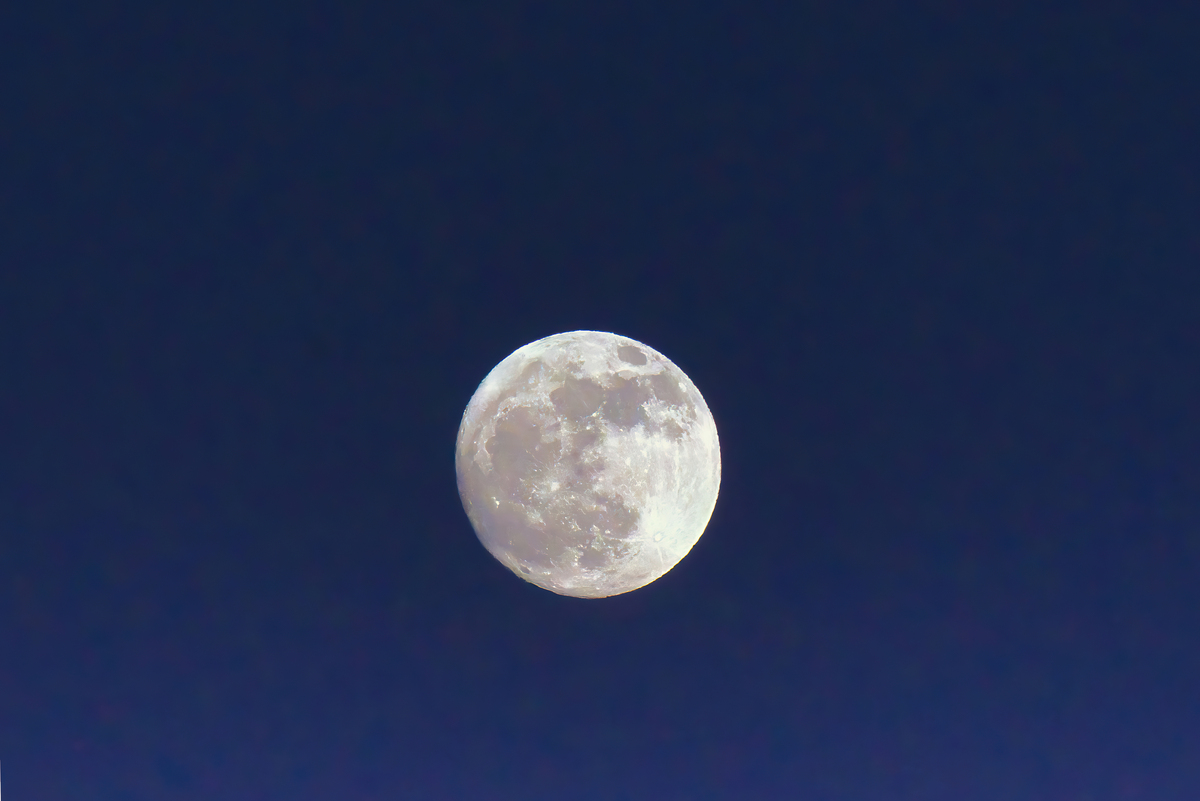 今晚月圆如镜，夜空美景令人陶醉