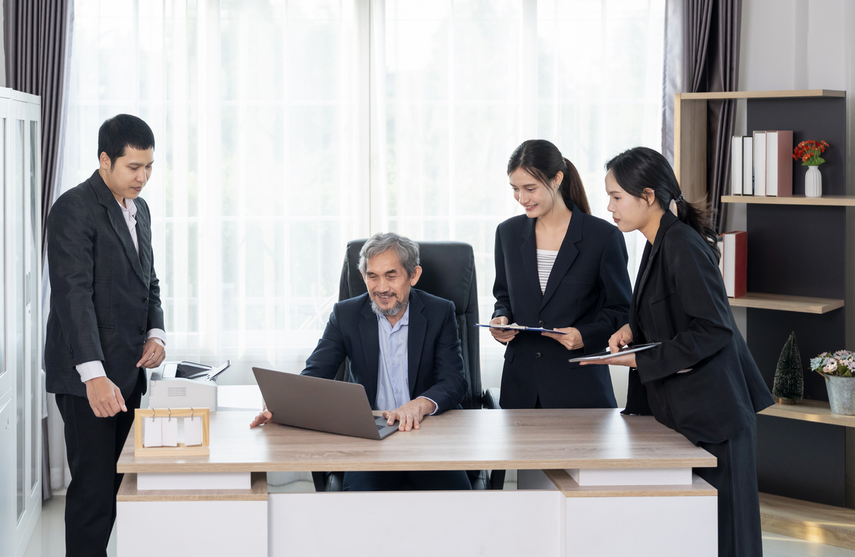 围绕五必谈的主题给文章起个带副标题的总标题与新进员工的谈话：问：欢迎加入我们公司！在新的岗位上你有什么期望和目标？答：非常感谢我很期待能够在公司发展自己的技能和知识同时为公司做出贡献。我的目标是在这个岗位上取得良好的业绩并与团队协作更紧密。问：你对我们公司的文化和价值观有什么了解？答：在我了解的范围内贵公司注重团队合作、创新和客户至上。您公司强调员工的发展和成长这也是我所希望的。与离职员工的谈话：