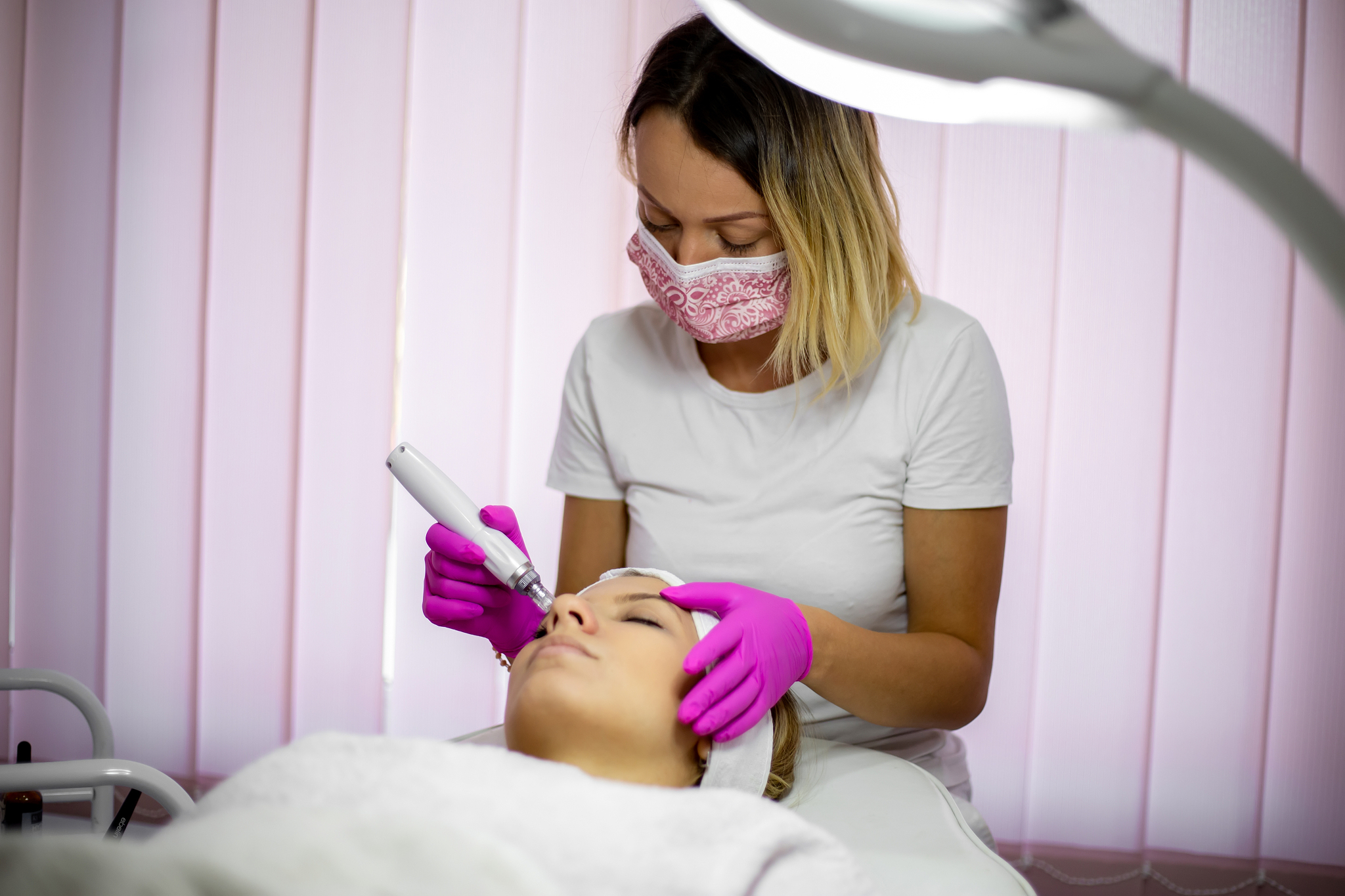 facial treatment with dermapen in the beauty salon