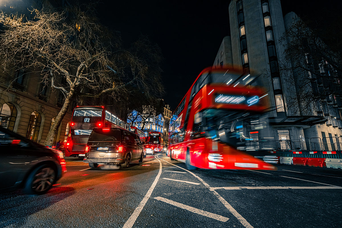 光线折射条件：从介质、角度到偏振