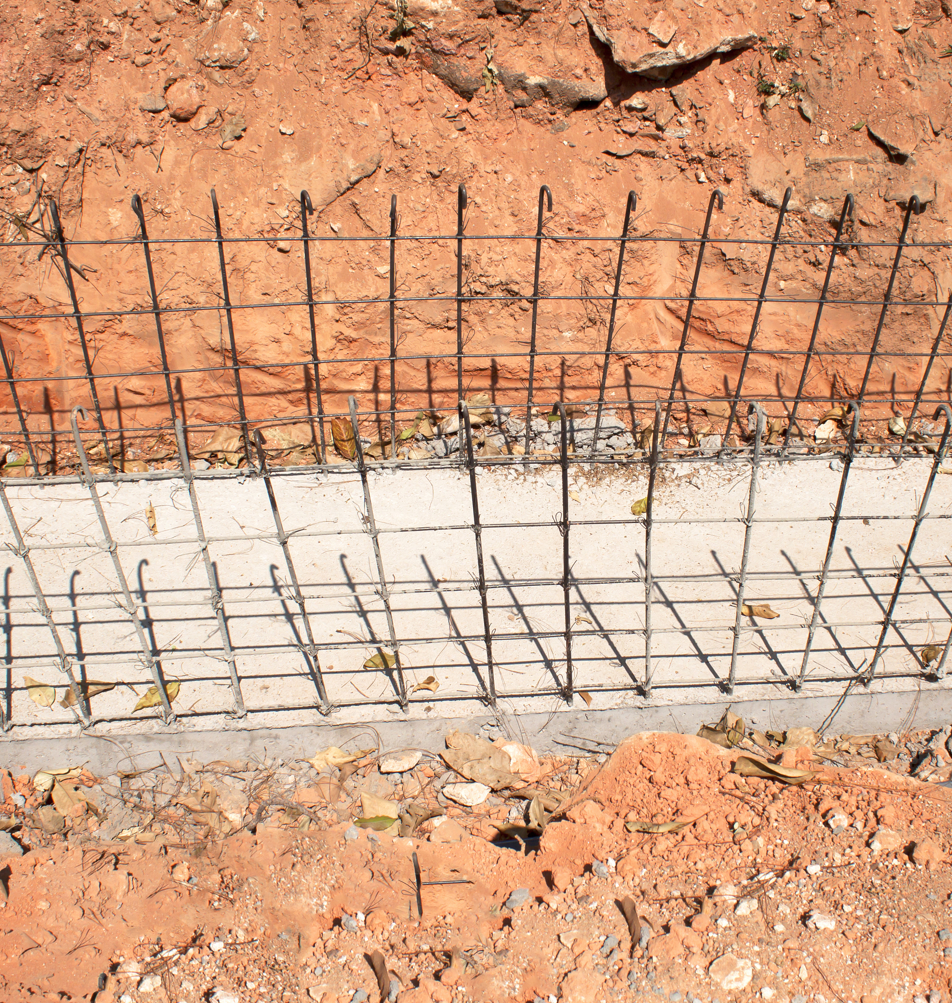 位于安徽省广德县新城区纬二路以北、经五路以东、广宁路以南的广德中雅房地产开发有限公司中雅蓝庭的抗浮锚固工程；万桂山南路西侧的抗拔锚选用2Φ22 三档钢筋三档。本项目拟在冲积平地上进行建设目前建设用地已经平整。据《中雅·蓝色公馆岩土勘察报告》该场地的土体组成较为单一由上至下可分为：①土体厚度0-4 m为疏松土体厚度0-4 m。②层泥质土可塑厚度为180-540米。③层为中砂厚度为340-650米为疏