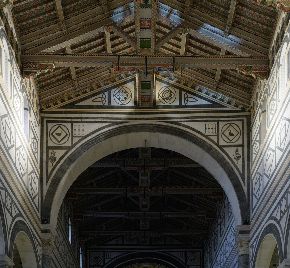 19、20世纪中西方建筑在建筑内部布局装饰上的异同点不少于1500字