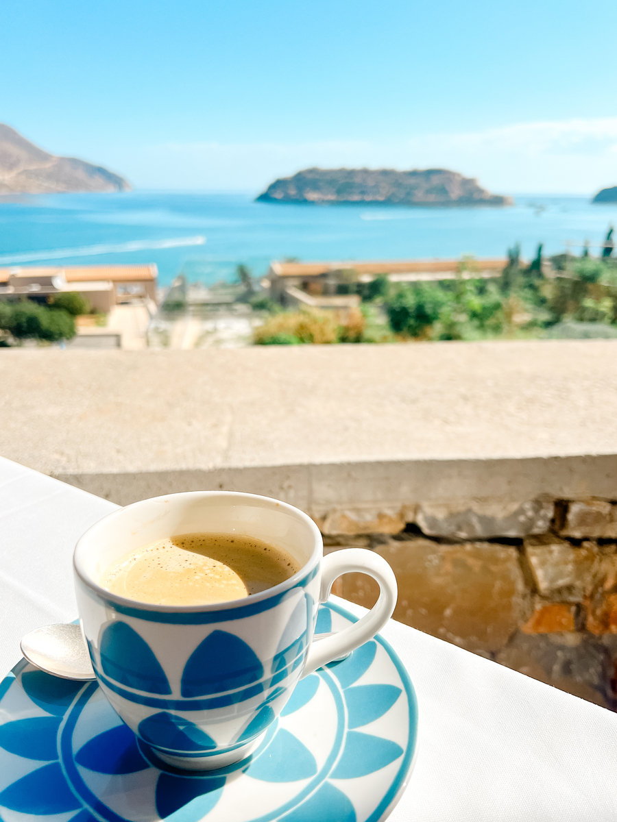 写篇500字品一杯咖啡赏满眼风景。的旅游短视频治愈文案