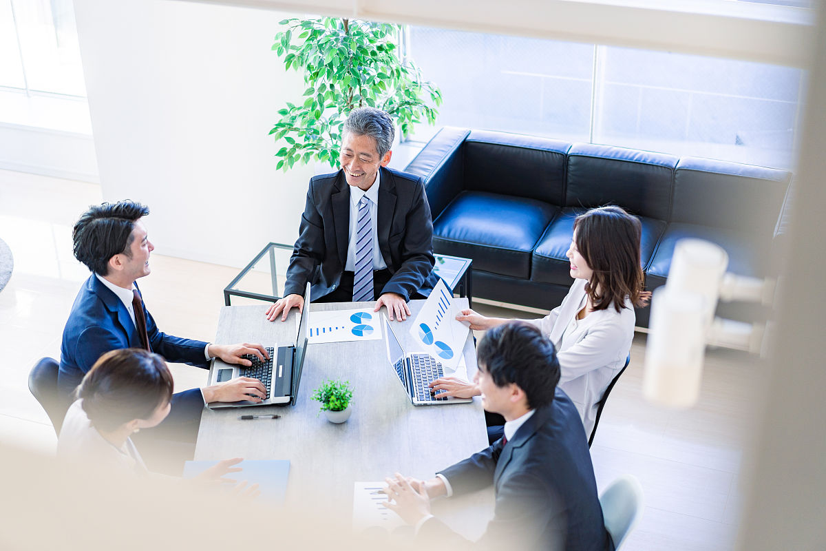 请改写以下语句让用词更准确、内容更丰富 请问张教授您是否有时间能允许我当面介绍自己。