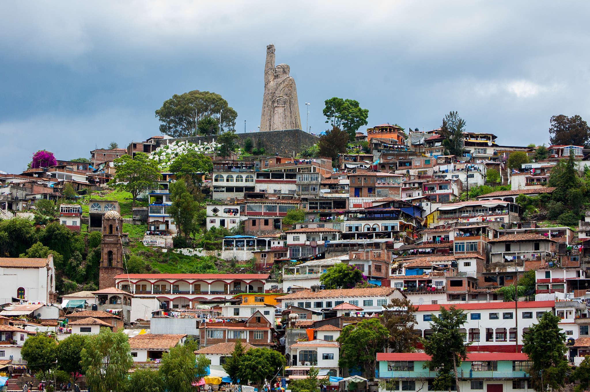 monumento a josé maría morelos en janitzio