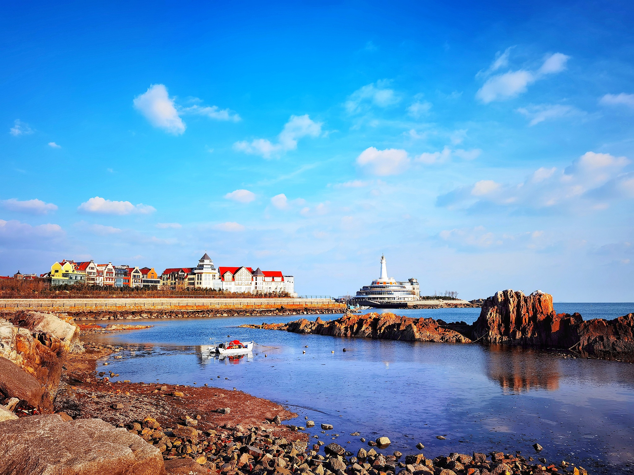 威海旅游攻略：探索美丽海滨城市的历史文化和自然风光
