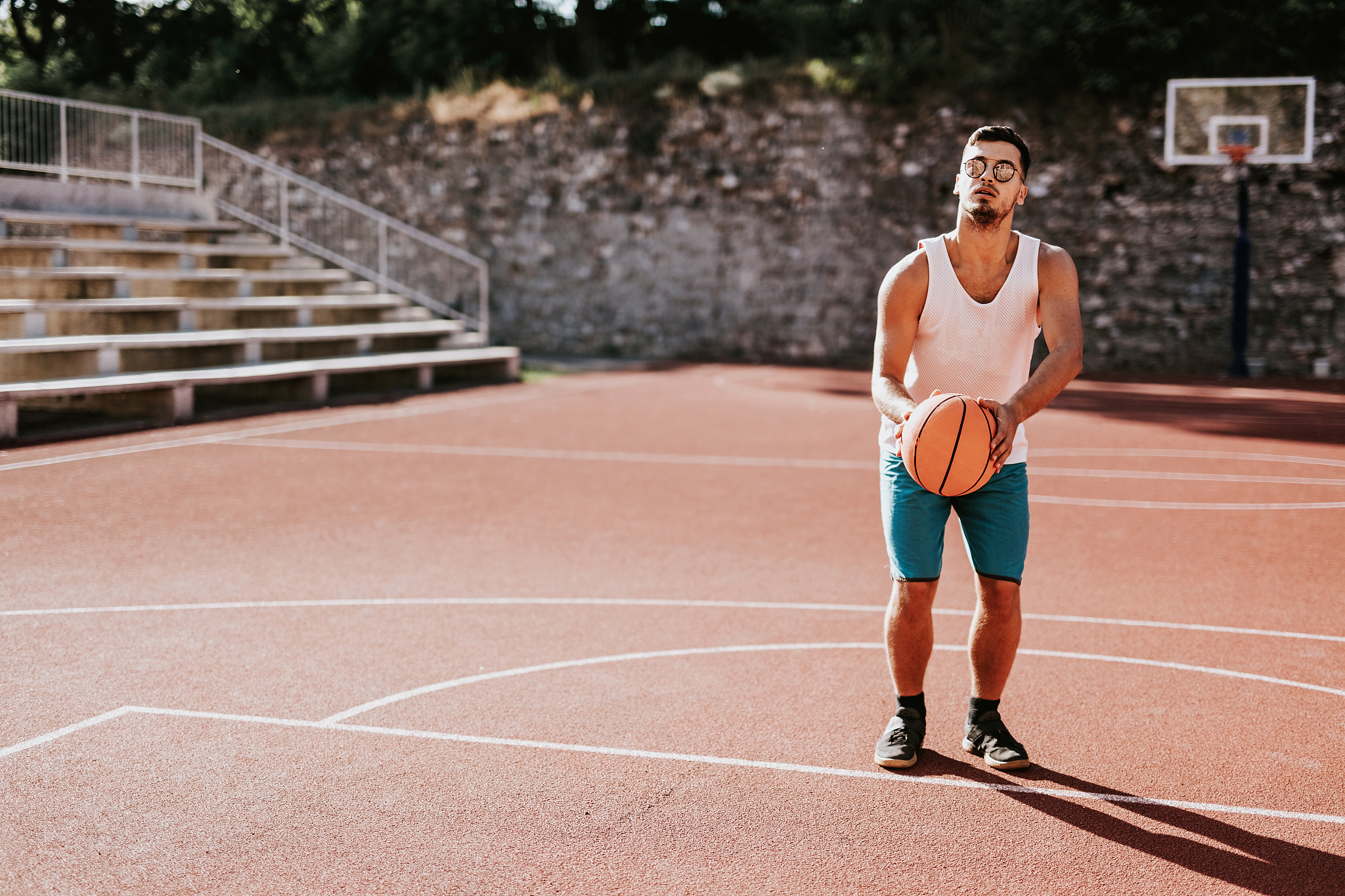 篮球课上的8字传球技巧：从不会到熟练