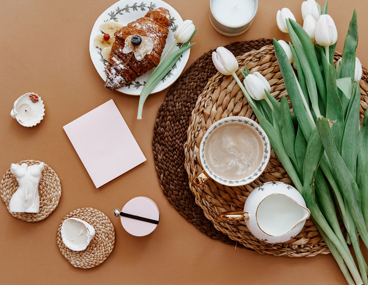 给我写一个关于春天的作文200字并且加三张春天的图片