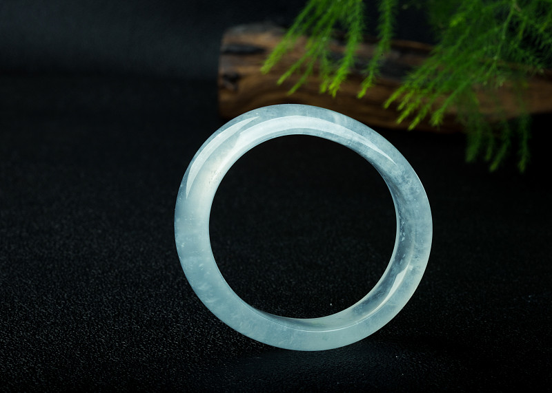 如何通过光线识别翡翠品质：颗粒致密，透光性强，价值更高