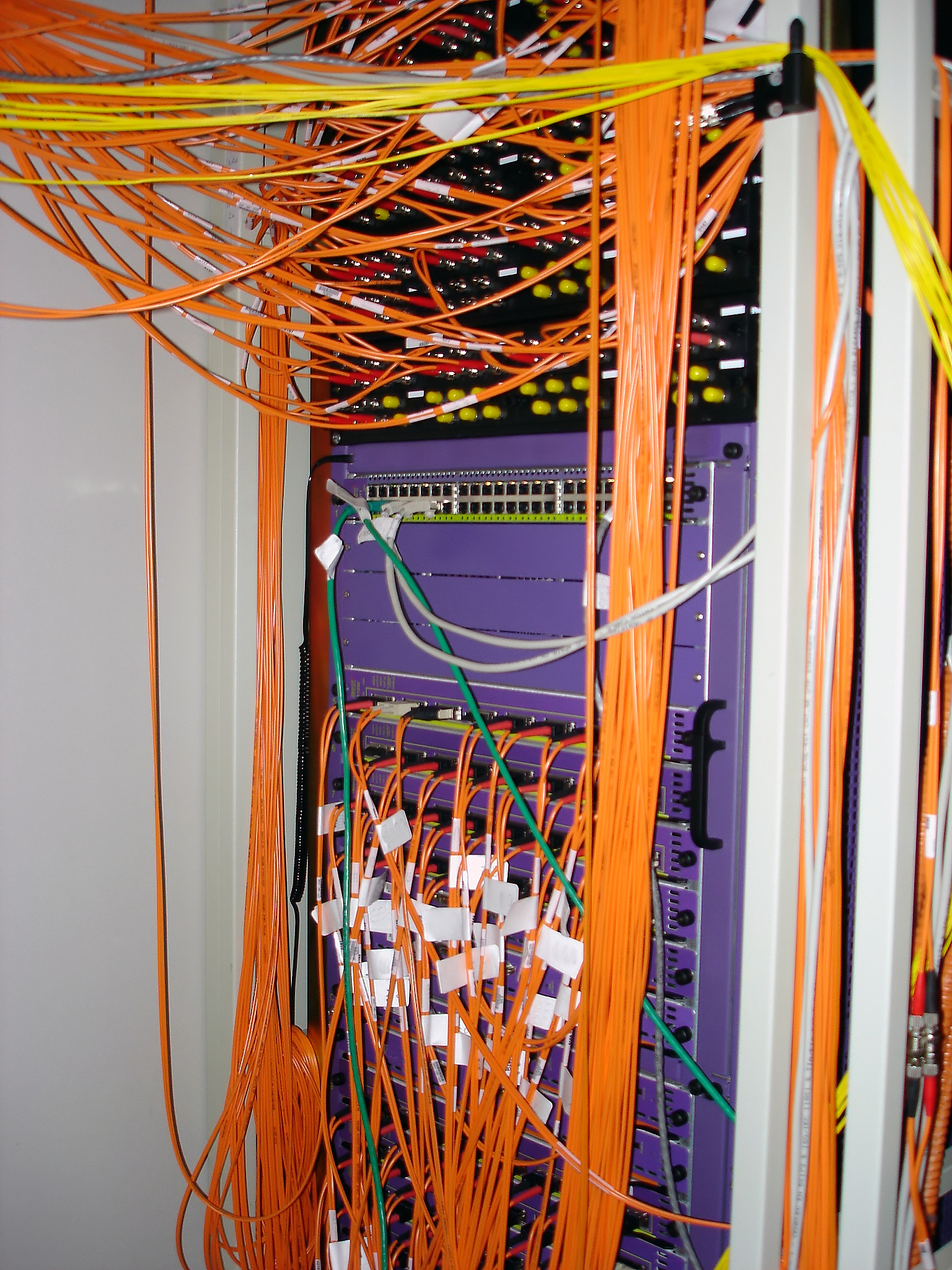 用双绞线敷设水平布线系统此时水平布线子系统的最大长度为